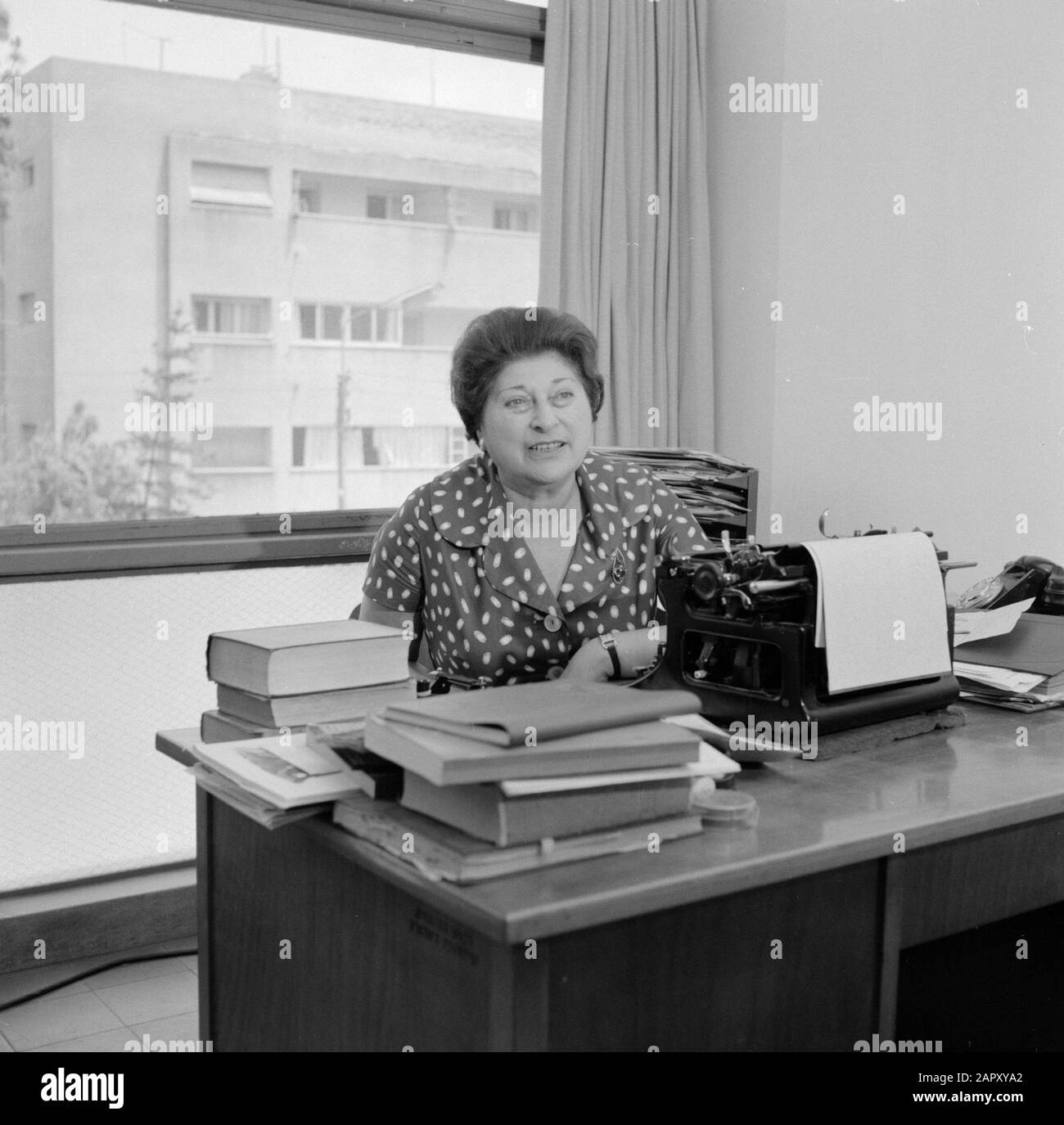 Israele 1964-1965: Tel Aviv, spazio ufficio Donna dietro una scrivania Data: 1964 Località: Israele, Tel Aviv Parole Chiave: Uffici, macchine da scrivere, donne Foto Stock