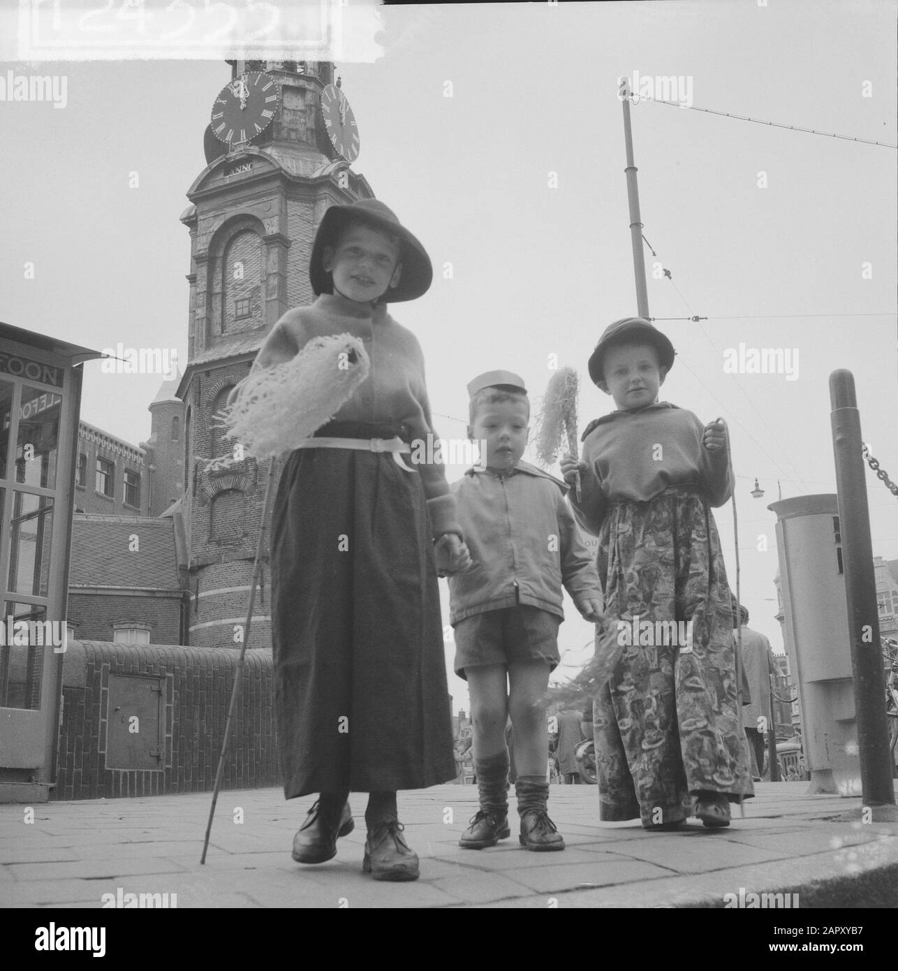 Bambini sulla menta durante il giorno della Regina Data: 1 maggio 1961 Parole Chiave: Bambini, queen-day Nome utente: Mint Foto Stock