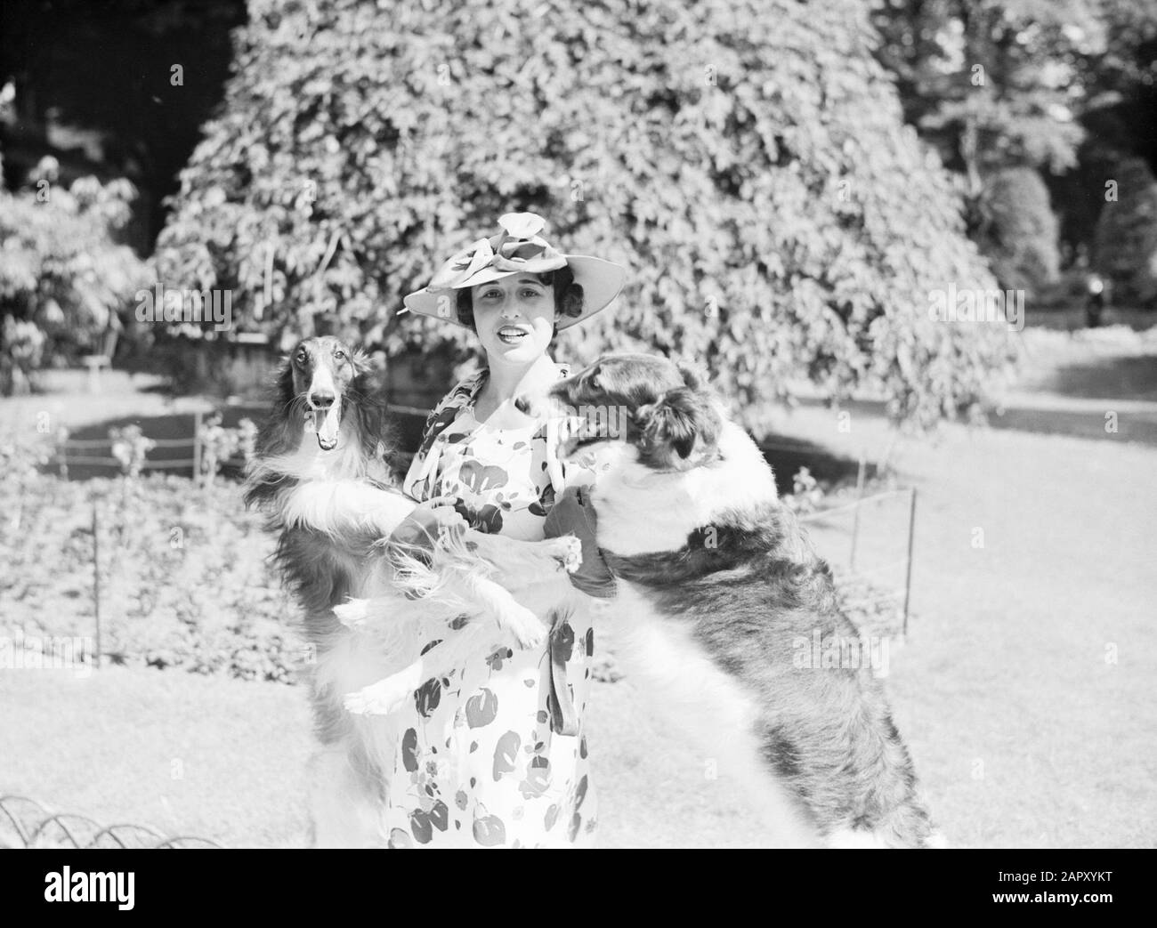 Fotografia di moda Donna con due cani nel Bois de Boulogne Data: Giugno 1936 luogo: Parigi Parole Chiave: Cani, abbigliamento Foto Stock