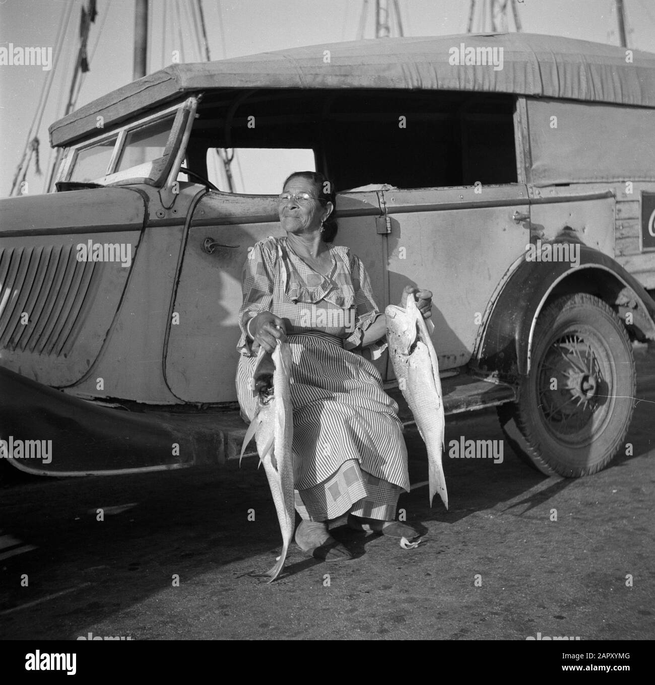 Viaggio in Suriname e Antille Olandesi Donna con pesce al mercato nel porto di Oranjestad su Aruba Data: 1947 posizione: Aruba, Oranjestad Parole Chiave: Popolazione indigena, mercati, pesce, donne Foto Stock