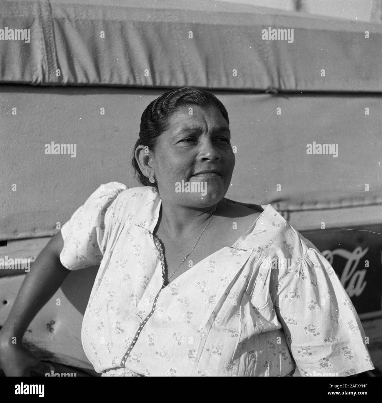 Viaggio in Suriname e Antille Olandesi Donna al mercato nel porto di Oranjestad su Aruba Data: 1947 Località: Aruba, Oranjestad Parole Chiave: Porti, popolazione indigena, mercati, donne Foto Stock