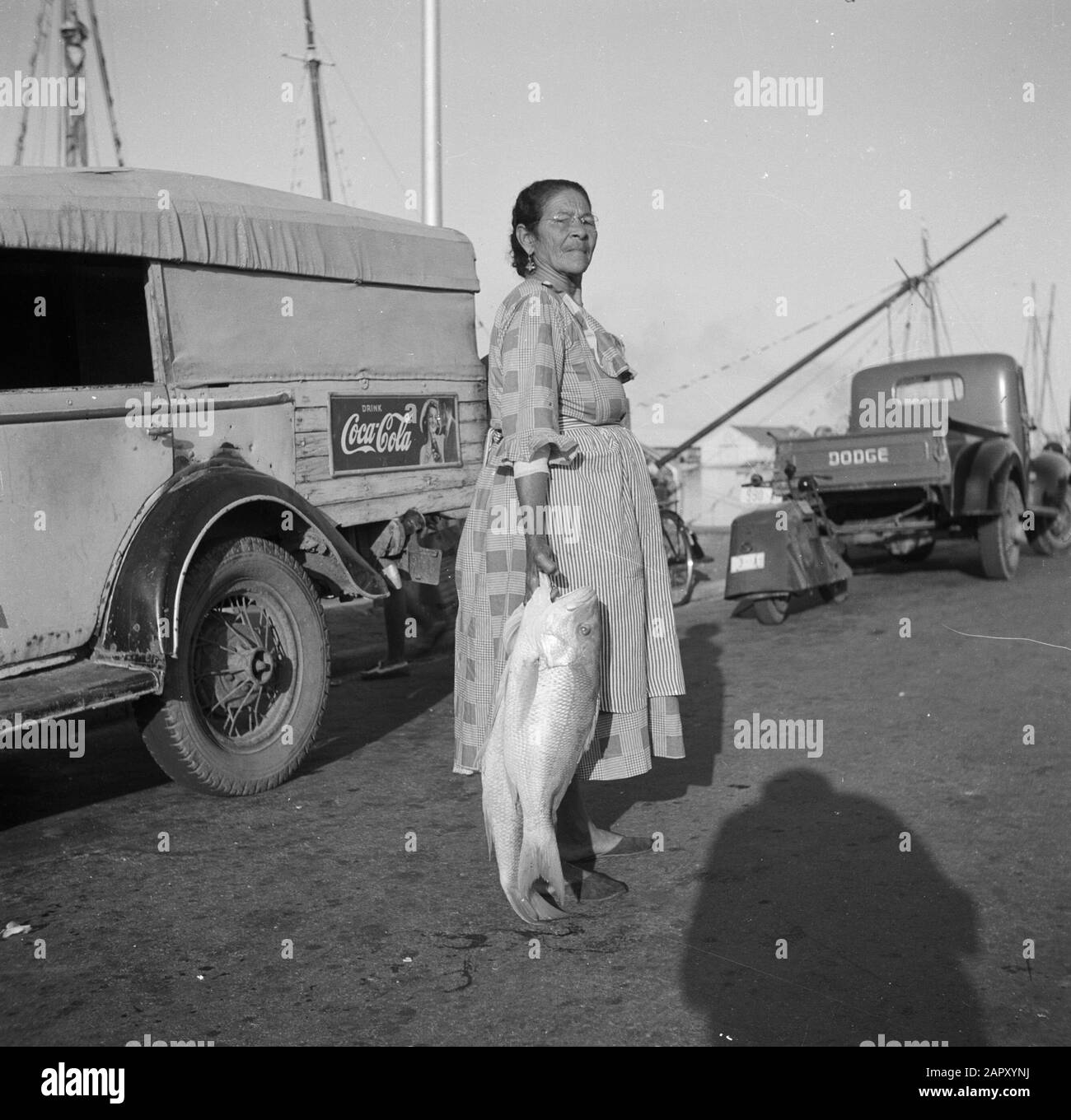 Viaggio in Suriname e Antille Olandesi Donna con pesce al mercato nel porto di Oranjestad su Aruba Data: 1947 posizione: Aruba, Oranjestad Parole Chiave: Automobili, porti, popolazione indigena, mercati, pesce, donne Foto Stock