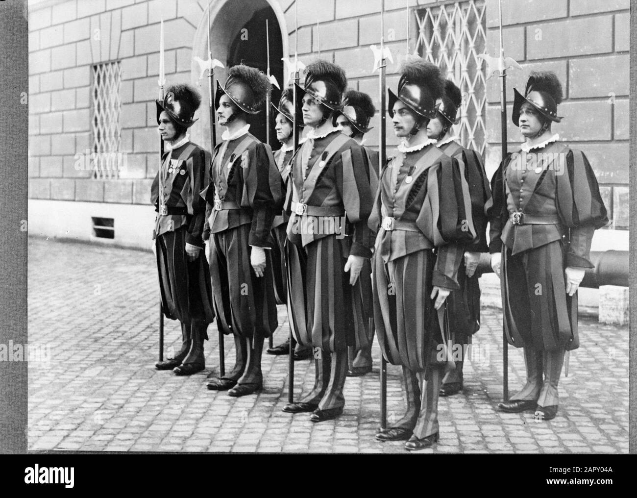 Roma: La Guardia Svizzera Papale In Città del Vaticano Aspetta un piccolo gala in piedi per il servizio Data: 1938 Località: Italia, Roma, Città del Vaticano Parole Chiave: Militare, uniformi, armi Foto Stock