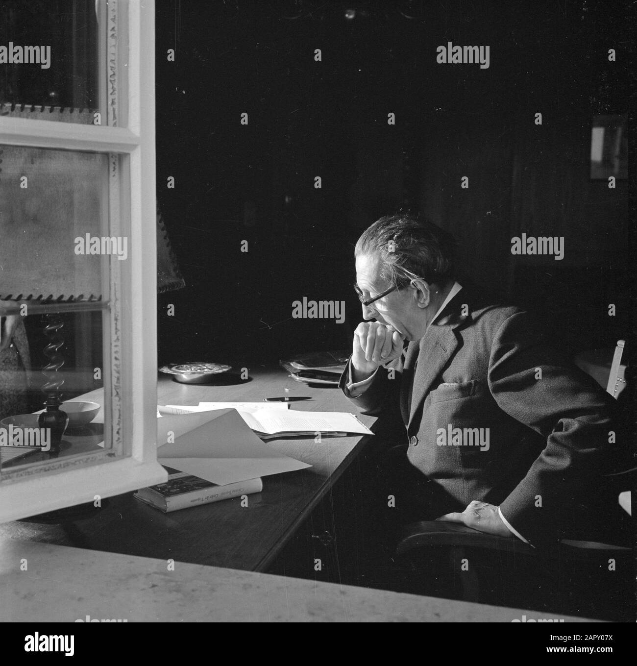 Visiting in Inking Walter Mehring Reading Behind a desk Data: Giugno 1964 luogo: Germania, Monaco di Baviera, Ovest Germania Parole Chiave: Libri, interni, lettura, mobili, scrittori, case : Poll, Willem van de, Foto Stock