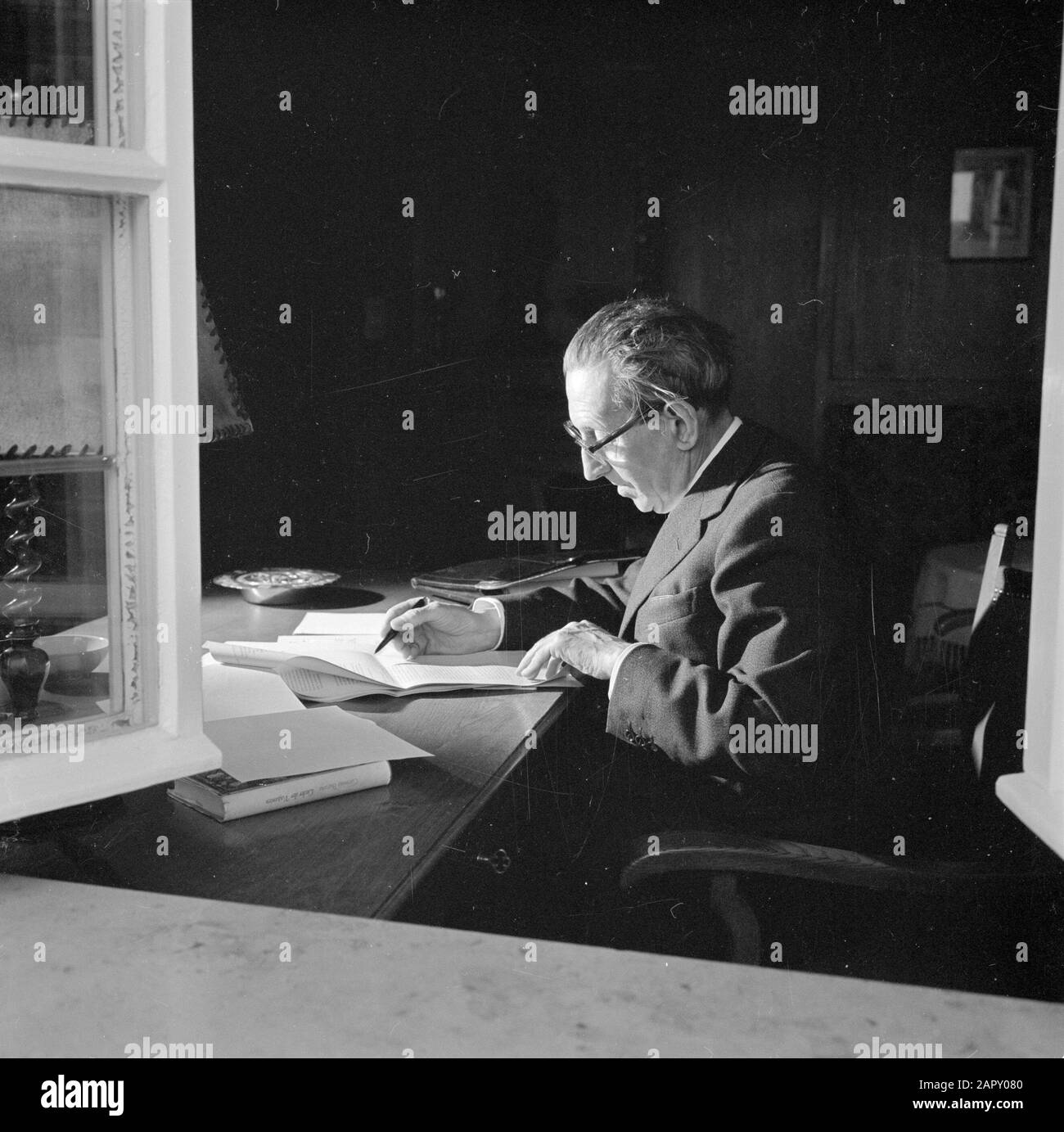 Visiting in Inking Walter Mehring scritto dietro una scrivania Data: Giugno 1964 Località: Germania, Monaco, Germania Ovest Parole Chiave: Libri, interni, mobili, cancelleria, scrittura, scrittori, residenze Nome personale: Mehring, Walter Foto Stock