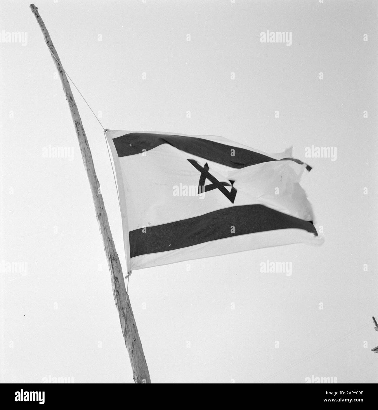 Wapping Israeli flag Halfstick Data: 28 Apr 1963 luogo: Israele Parole Chiave: Lutto, bandiere Foto Stock