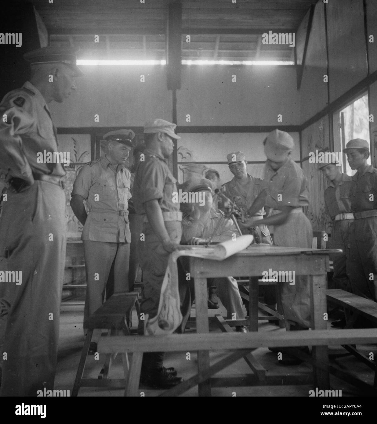Treno Generale A Palembang:Messaggi In Sumatra Ovest Weapondrill. 2nd da sinistra Adjutant Generale P. Alons Data: 1947/01/01 luogo: Indonesia, Indie Orientali Olandesi Foto Stock