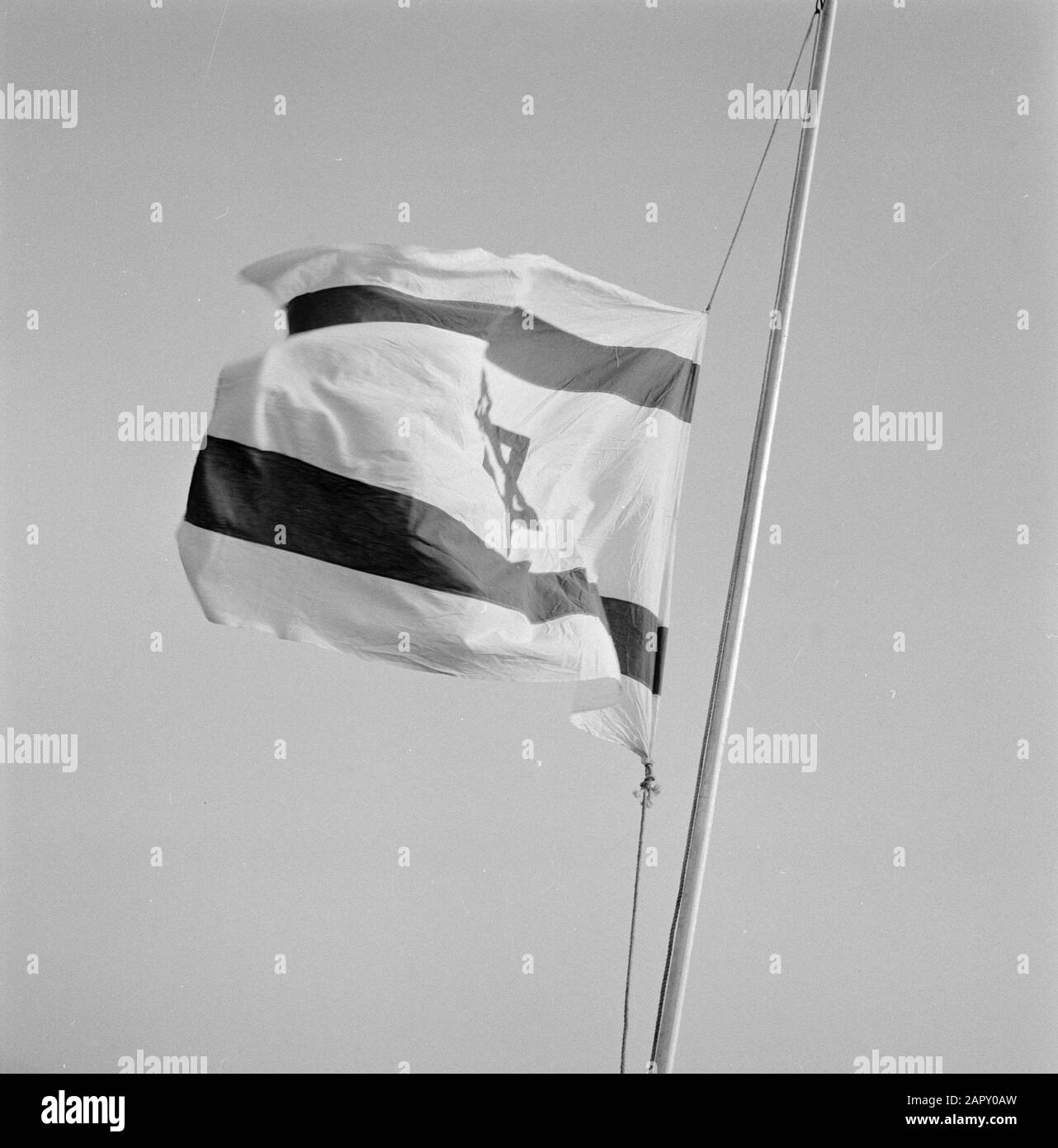 Wapping Israeli flag Halfstick Data: 28 Apr 1963 luogo: Israele Parole Chiave: Lutto, bandiere Foto Stock