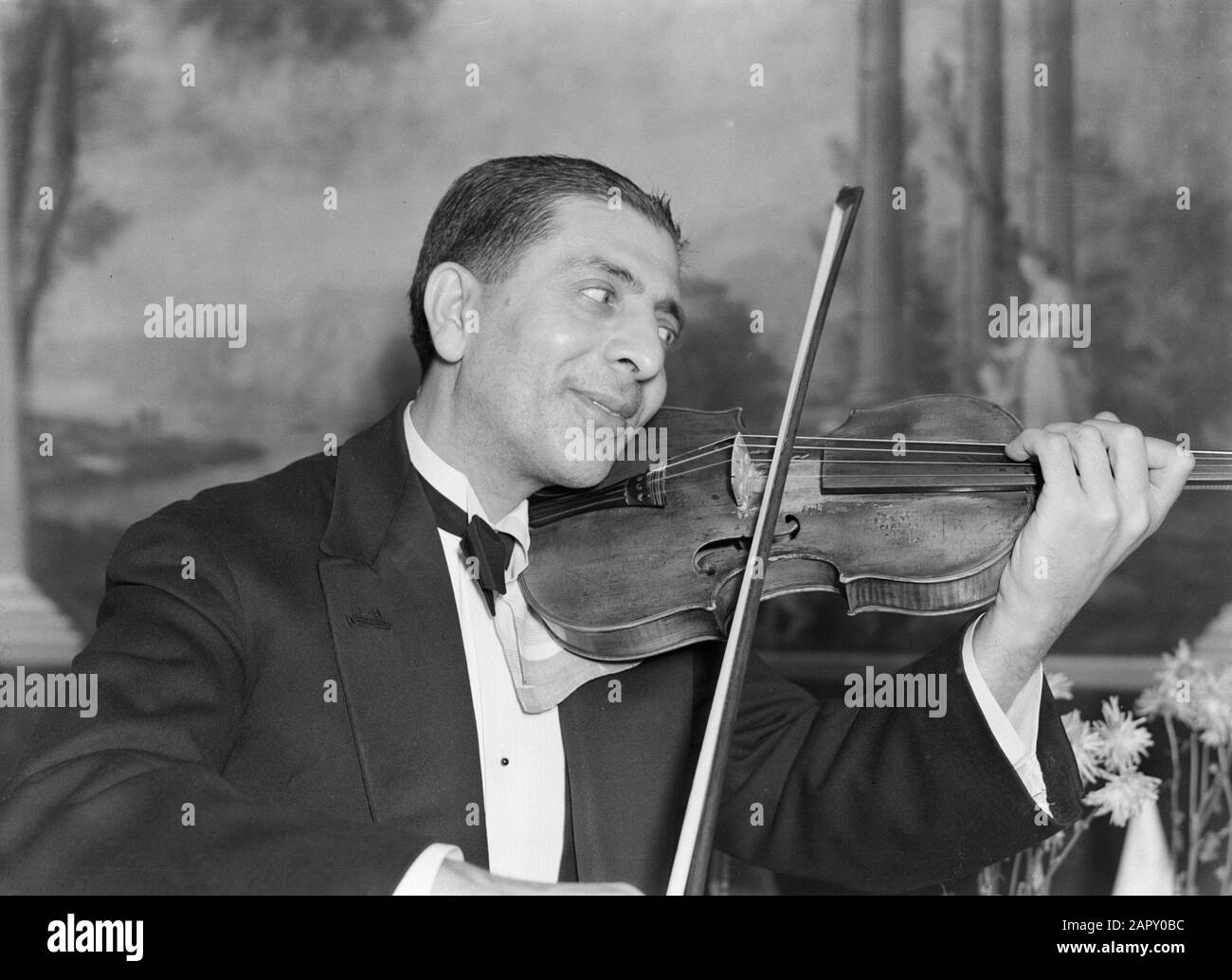 Viaggio In Polonia Varsavia. Violinista dell'orchestra zingara nella cantina di Fukier Annotazione: I Fukiers erano strettamente legati alla famiglia bancaria tedesca meridionale Fugger, qualunque nome usassero originariamente per portare. La loro cantina fiorì attraverso i secoli e molte grandi persone della terra la visitarono. Nel 1926, la famiglia vendette l'azienda per un bisogno di soldi. Tuttavia, il nuovo proprietario ha continuato a portare il vecchio nome. L'edificio in cui si trovava la cantina dal 1805 fu perso nel 1944, ma fu ricostruito dopo il 1945 e un ristorante fu fondato sotto il vecchio nome. Data: 1934 Ubicazione: Foto Stock