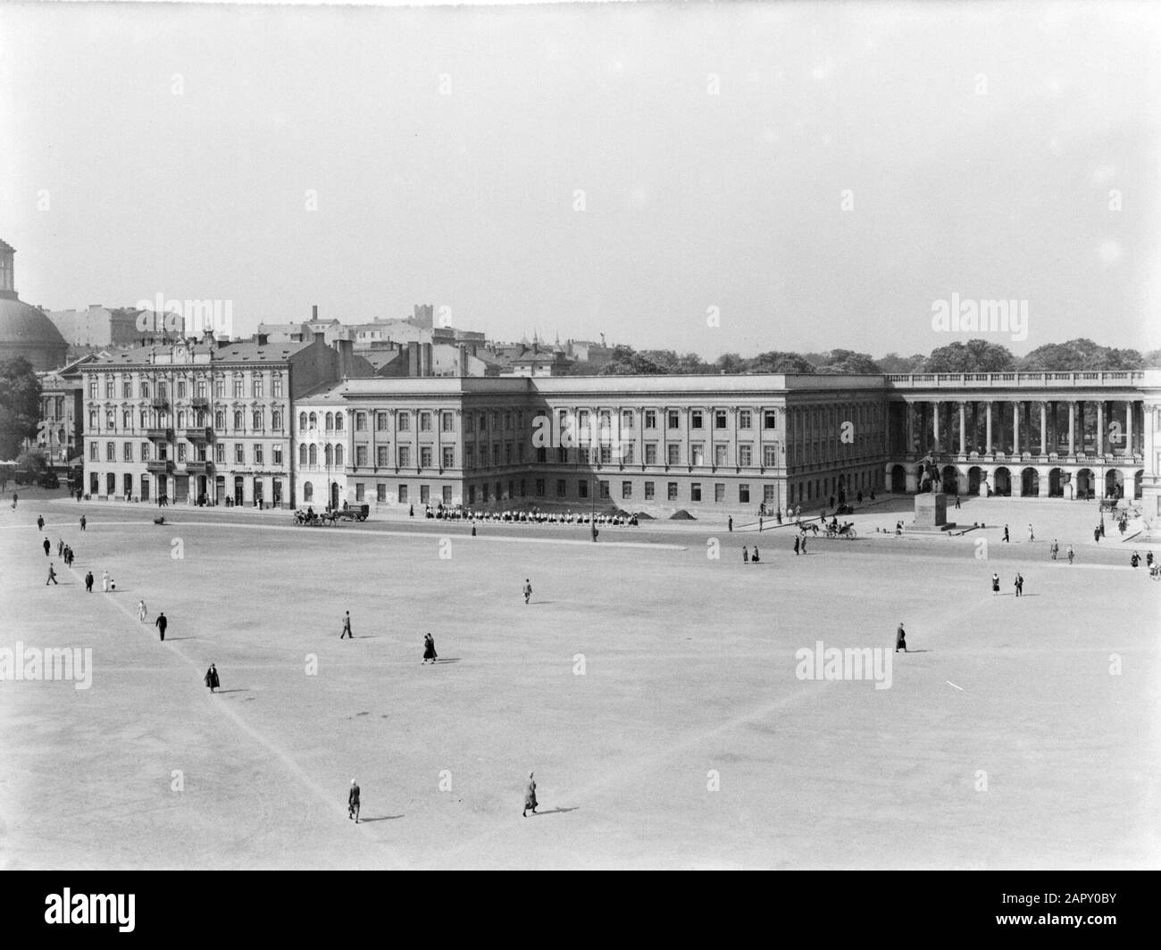 Viaggio In Polonia Varsavia. Josef Pilsudski Square con il Palazzo Presidenziale (Palazzo Sassone) Annotazione: Il cosiddetto Palazzo Sassone fu costruito nel 1712-1727. Il colonnato che collega entrambi i blocchi fu stabilito tra il 1838 e il 1842. Il complesso fu soffiato nel 1944. Dal 2007 la ricostruzione è in costruzione Data: 1934 Località: Polonia, Varsavia Parole Chiave: Palazzi, piazze, sculture di città Foto Stock