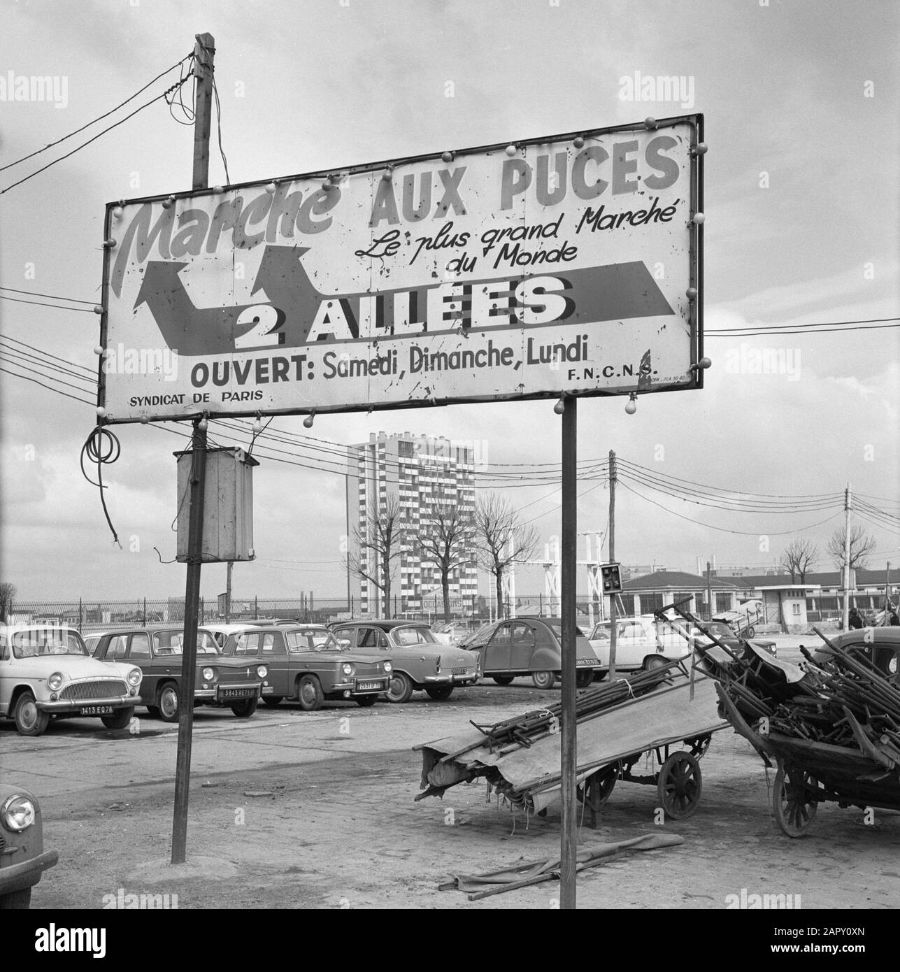 Pariser Bilder [la vita di strada di Parigi] Sigpost al mercato delle pulci Data: 1965 Località: Francia, Parigi Parole Chiave: Namesplates, immagini di strada Foto Stock