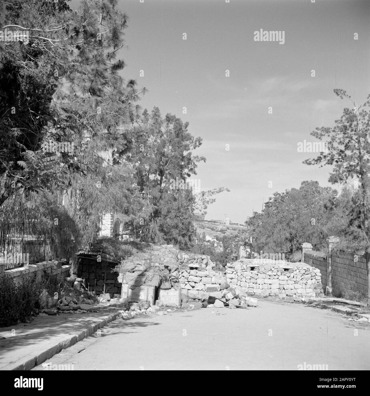 Israele 1948-1949: Jerusalem Road Barrier in Propheteh Street, al confine tra Giordania e Israele Gerusalemme Annotazione: Dal 1948 al 1967 Gerusalemme fu divisa in una Gerusalemme israeliana occidentale e una Gerusalemme giordana orientale Data: 1948 luogo: Israele, Gerusalemme Parole Chiave: Frontiere, strade, barriere Foto Stock