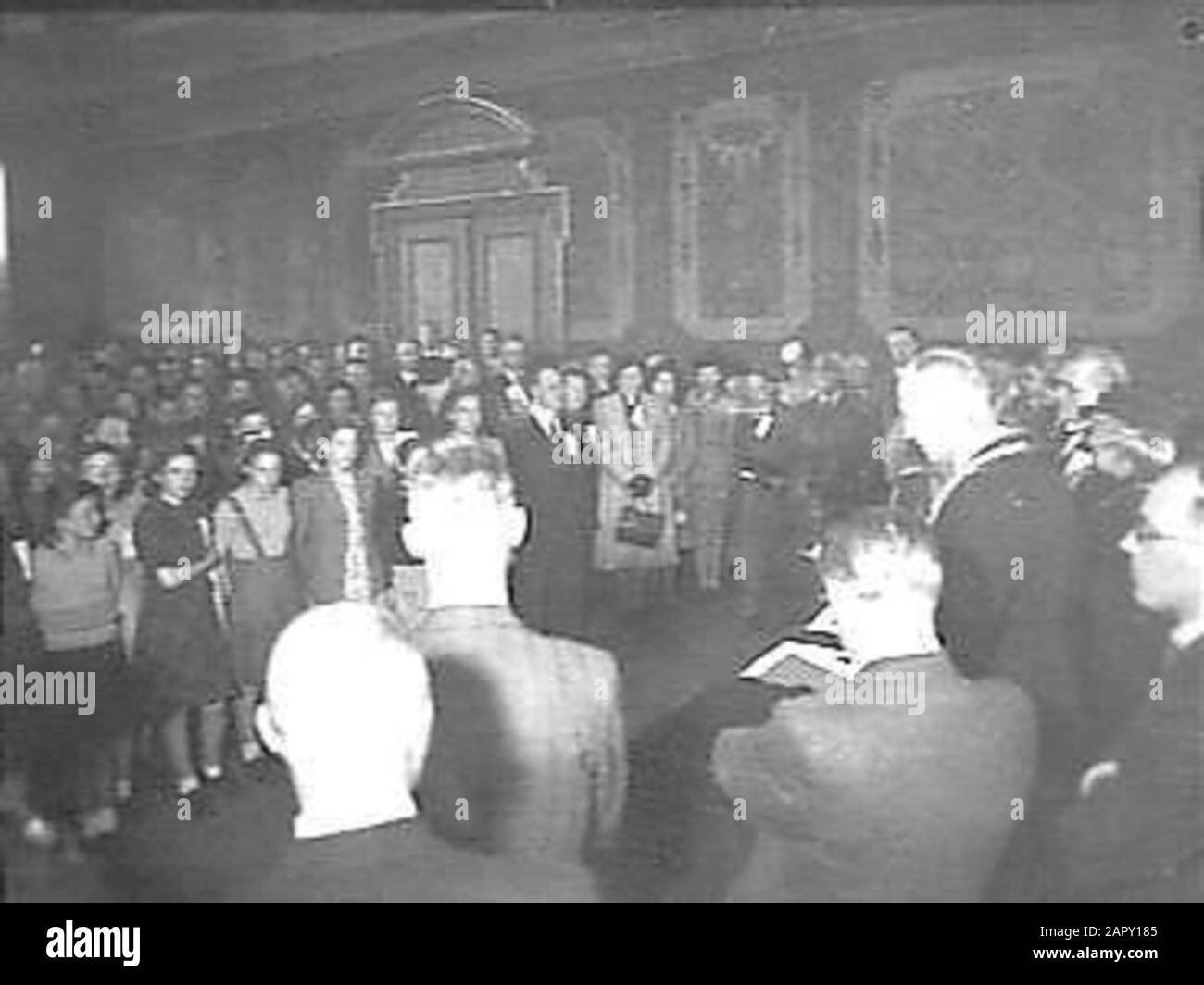 Alderman Klompé si rivolge ai bambini inglesi ad Arnhem City Hall Annotation: [Negative missing] L'alderman porta una catena di uffici. Chr. Matser stava agendo sindaco a quel tempo. Data: 7 Maggio 1946 Luogo: Arnhem Parole Chiave: Bambini, Aldermen Foto Stock
