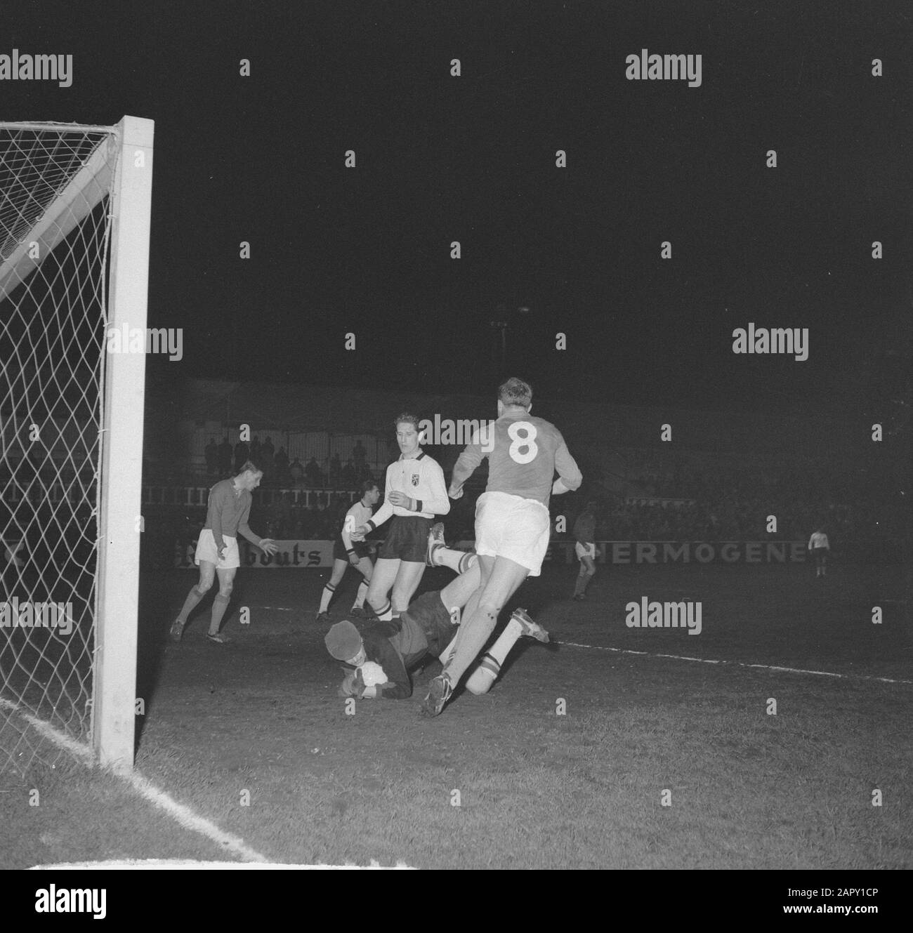 Calcio Belgio contro i Paesi Bassi 2-0 ad Aalst in Belgio. Brusselers (8) in duello con portiere Geeraererts Data: 21 marzo 1961 luogo: Aalst Parole Chiave: Duelli, sport, calcio Foto Stock