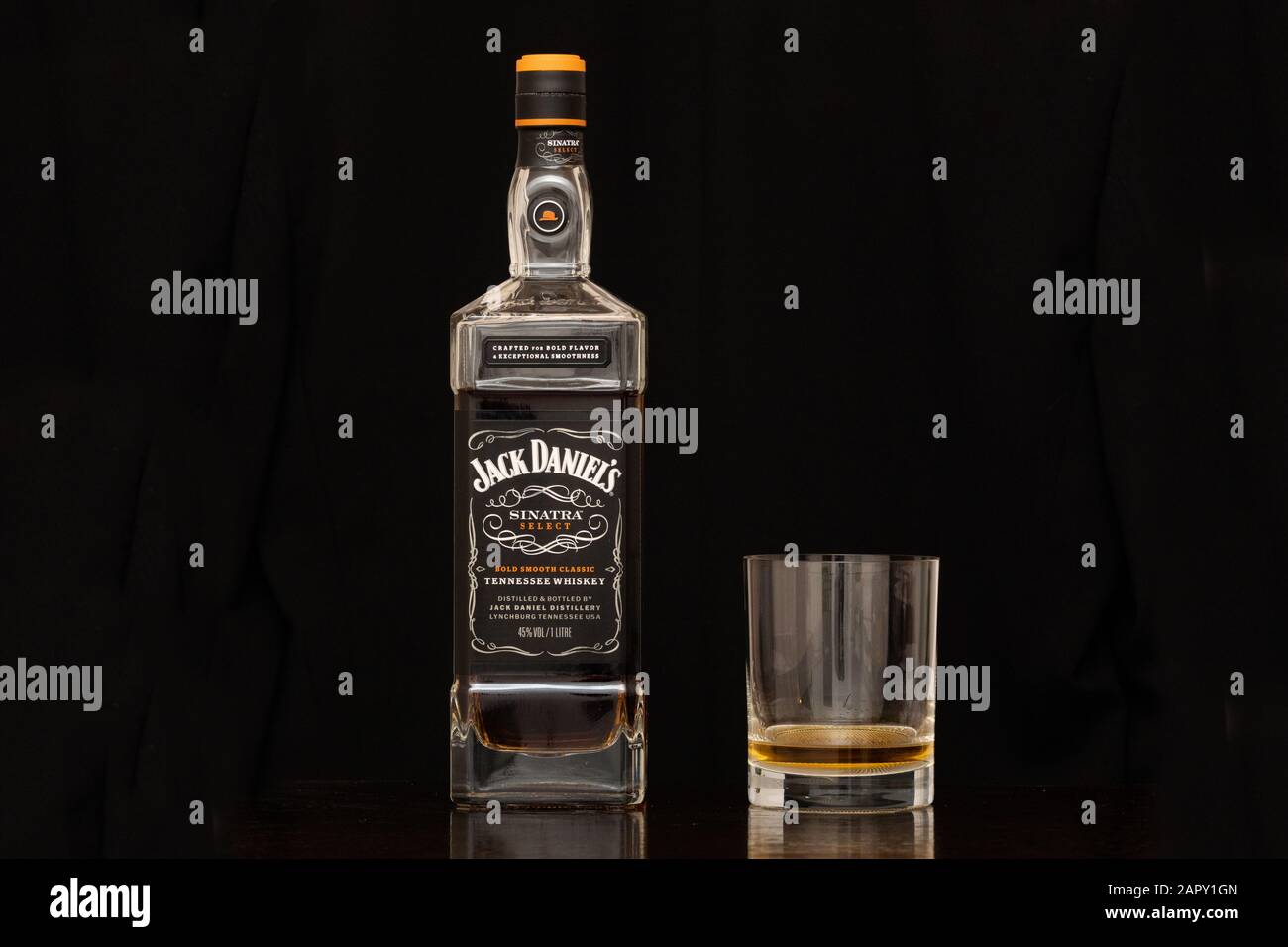 Lynchburg, Tennessee, USA - 12 gennaio 2020: Jack Daniels Sinatra Seleziona il whiskey del Tennessee in una Bottiglia e un bicchiere Di Vetro Su sfondo nero. Un Lu Foto Stock