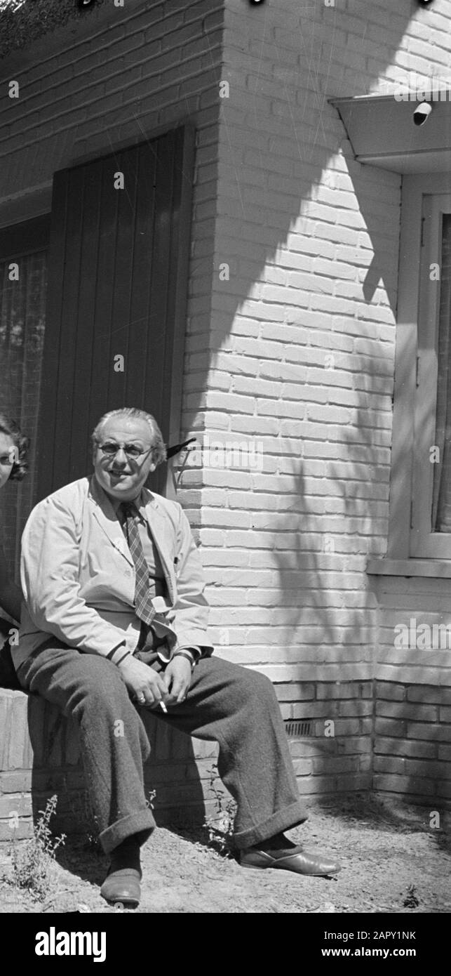 Foto di William van de poll William van de poll seduta su un muro nel giardino Data: Parole Chiave non date: Giardini Nome personale: Sondaggio, Guglielmo del Foto Stock