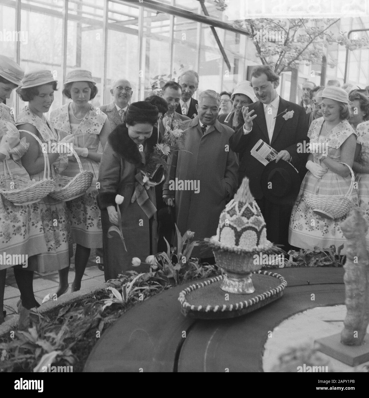 Apertura di Linneaushof da parte dell'ambasciatore della Thailandia. Durante il tour Data: 28 marzo 1961 Parole Chiave: Aperture, ambasciatori, tour Nome dell'istituzione: Linnaeushof Foto Stock