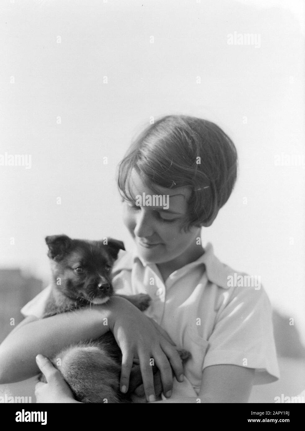 Willy con un cane Data: 1934 Parole Chiave: Cani, ragazze, ritratti Nome personale: Stringa, Willy Foto Stock