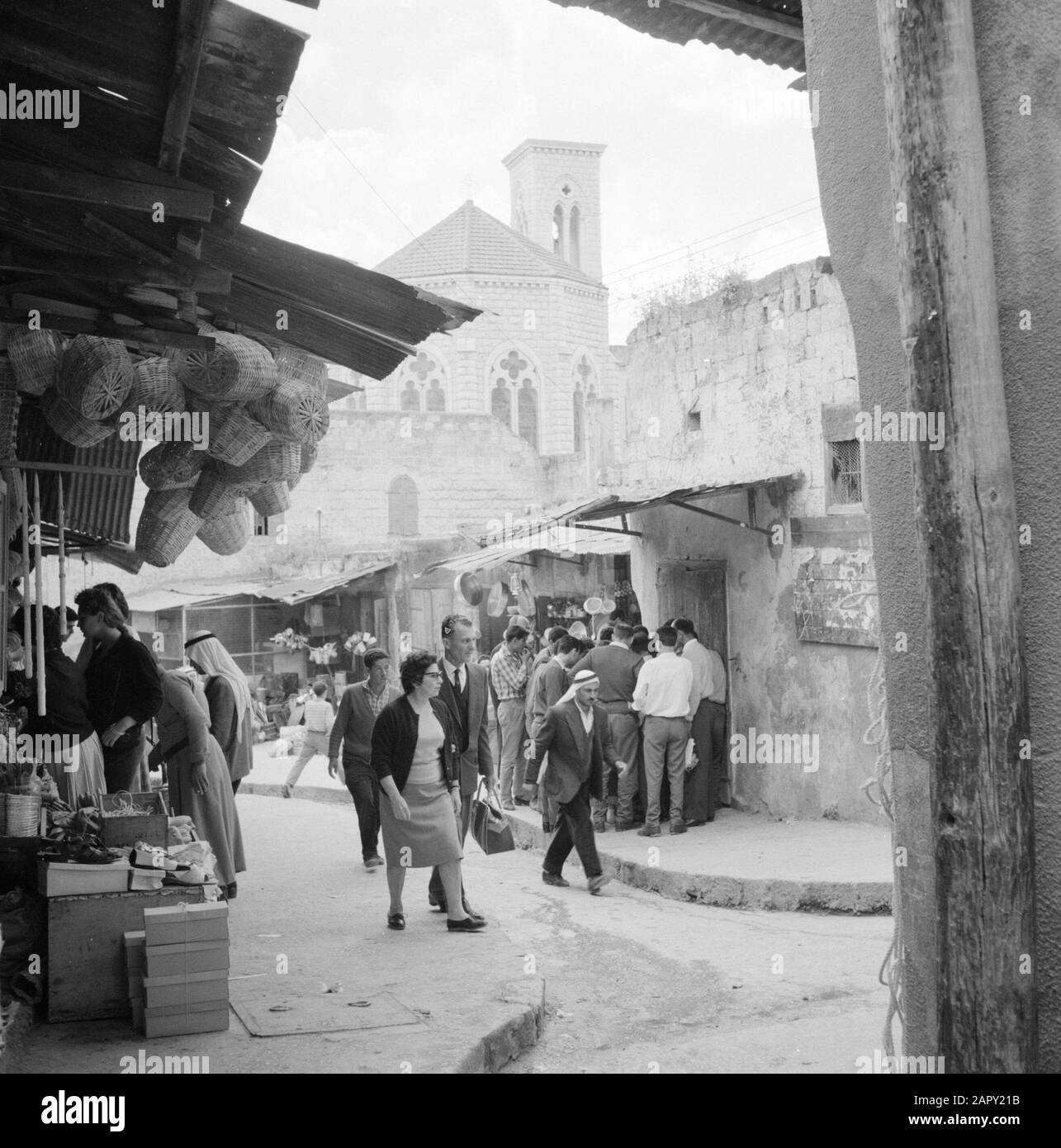 Israele: Nazareth Shopping Street con gli acquirenti, in background una chiesa Data: Undata: Galilea, Israele, Nazareth Parole Chiave: Commercio, oggetti di casa, edifici della chiesa, strada metraggio, pedonale, shopping Foto Stock