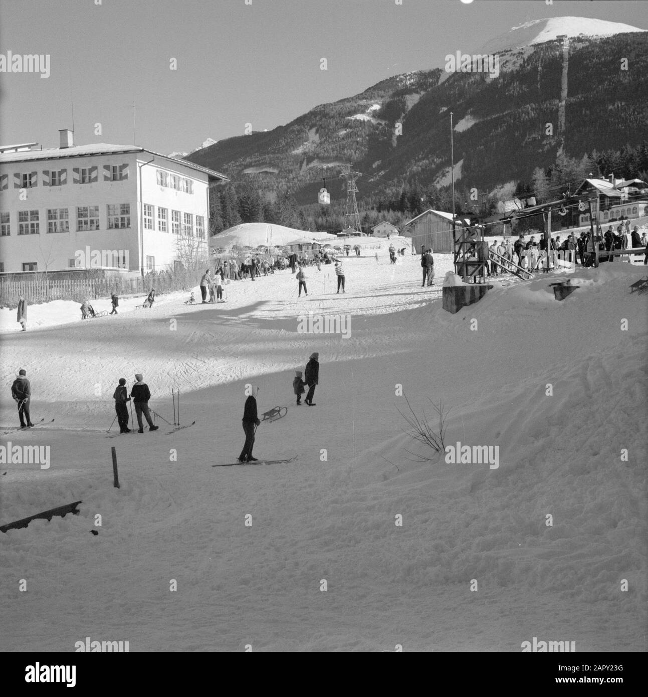 Inverno in Tirol Sport invernali presso l'ascensore, sullo sfondo il Patscherkofel Data: Gennaio 1960 Località: Igls, Austria, Tirolo Parole Chiave: Montagne, funivie, paesaggi, sci, neve, inverno, sport invernali Foto Stock