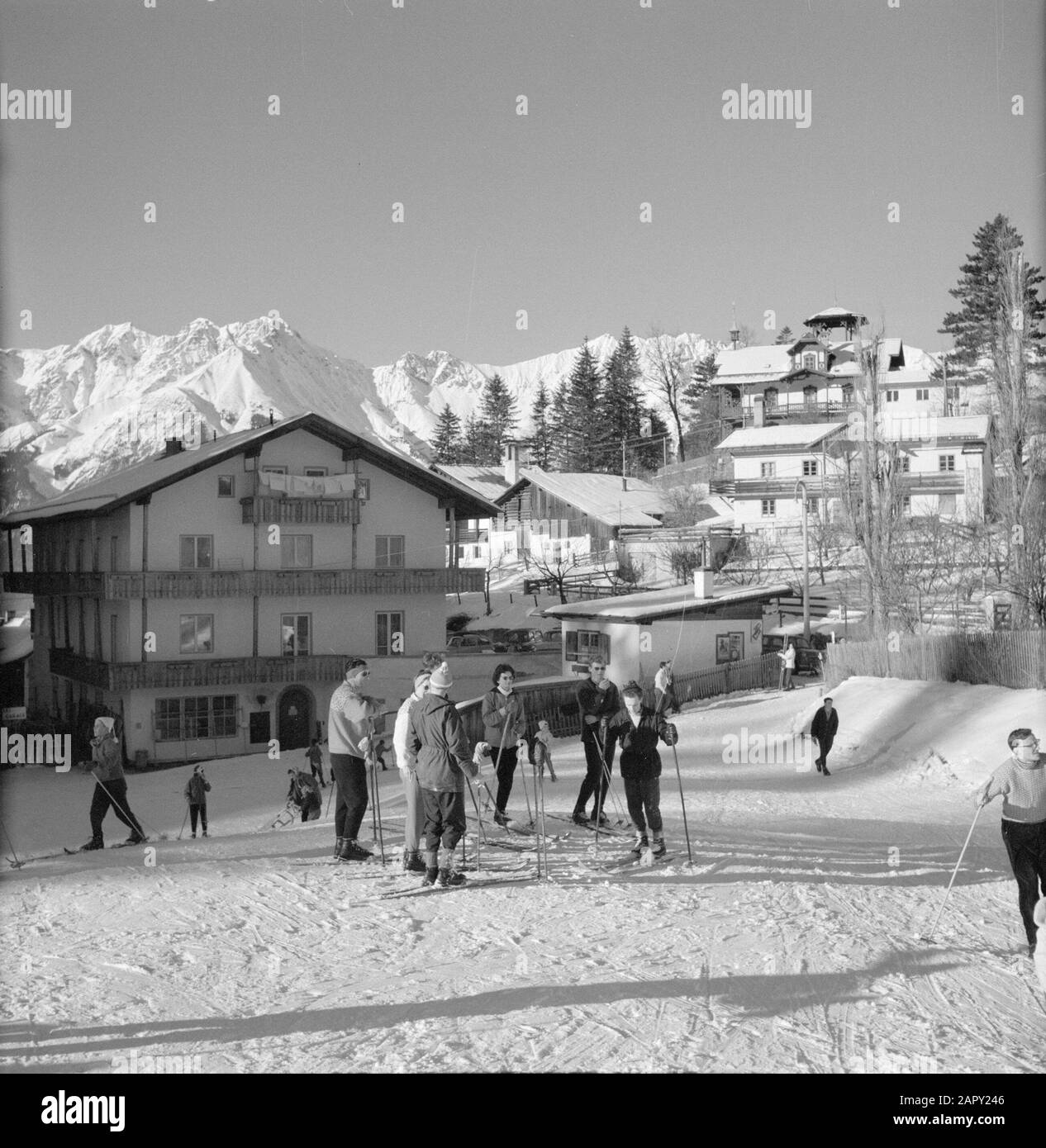 Inverno in Tirolo Sport invernali a Igls Data: Gennaio 1960 Località: Igls, Austria, Tirolo Parole Chiave: Montagne, villaggi, paesaggi, sci di fondo, sci, neve, vacanze, inverno, sport invernali : poll, Willem van de Foto Stock