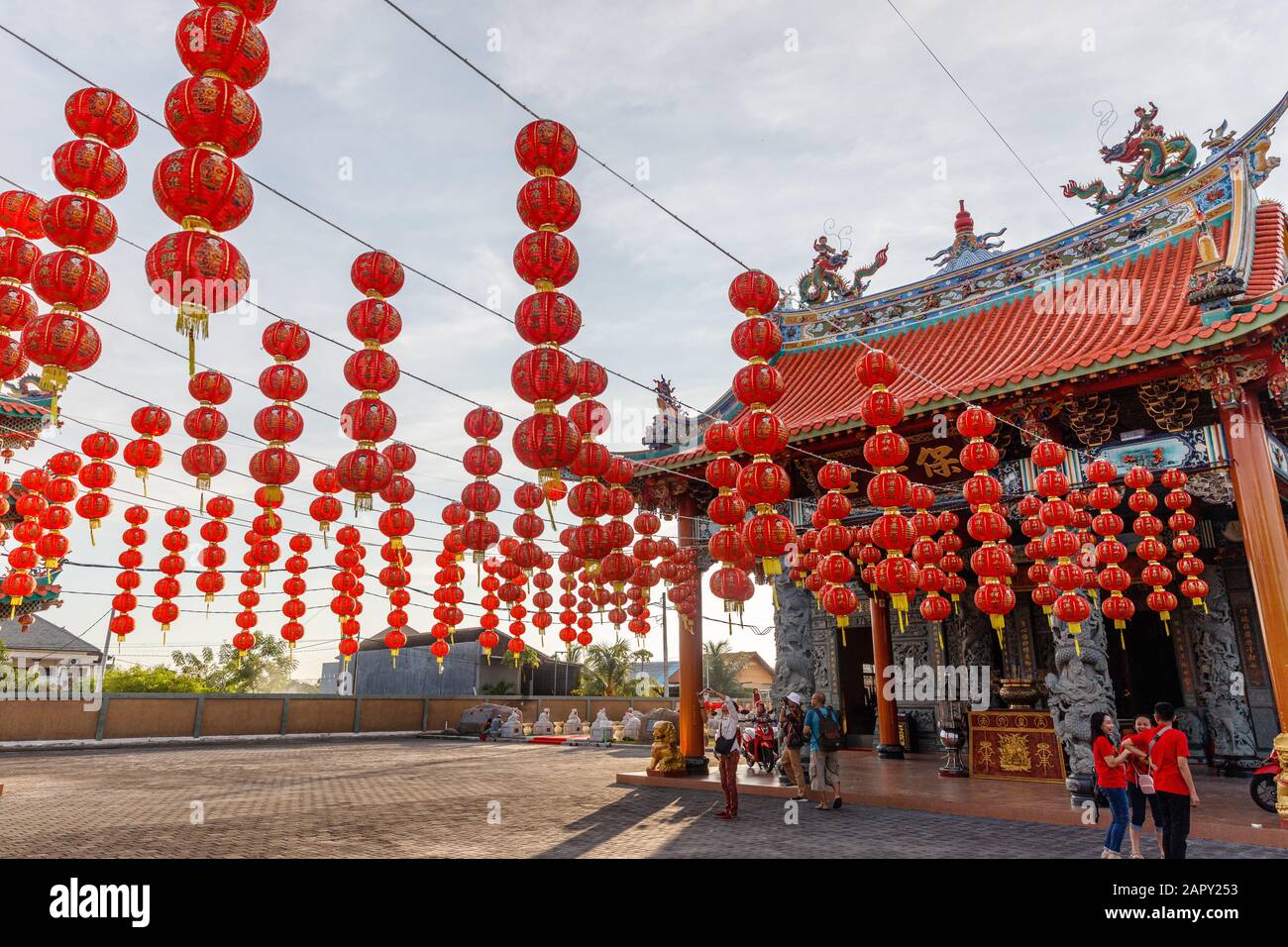Lanterne rosse per la celebrazione del Capodanno cinese lunare a Vihara Satya Dharma, tempio buddista cinese a Benoa, Bali, Indonesia. Foto Stock