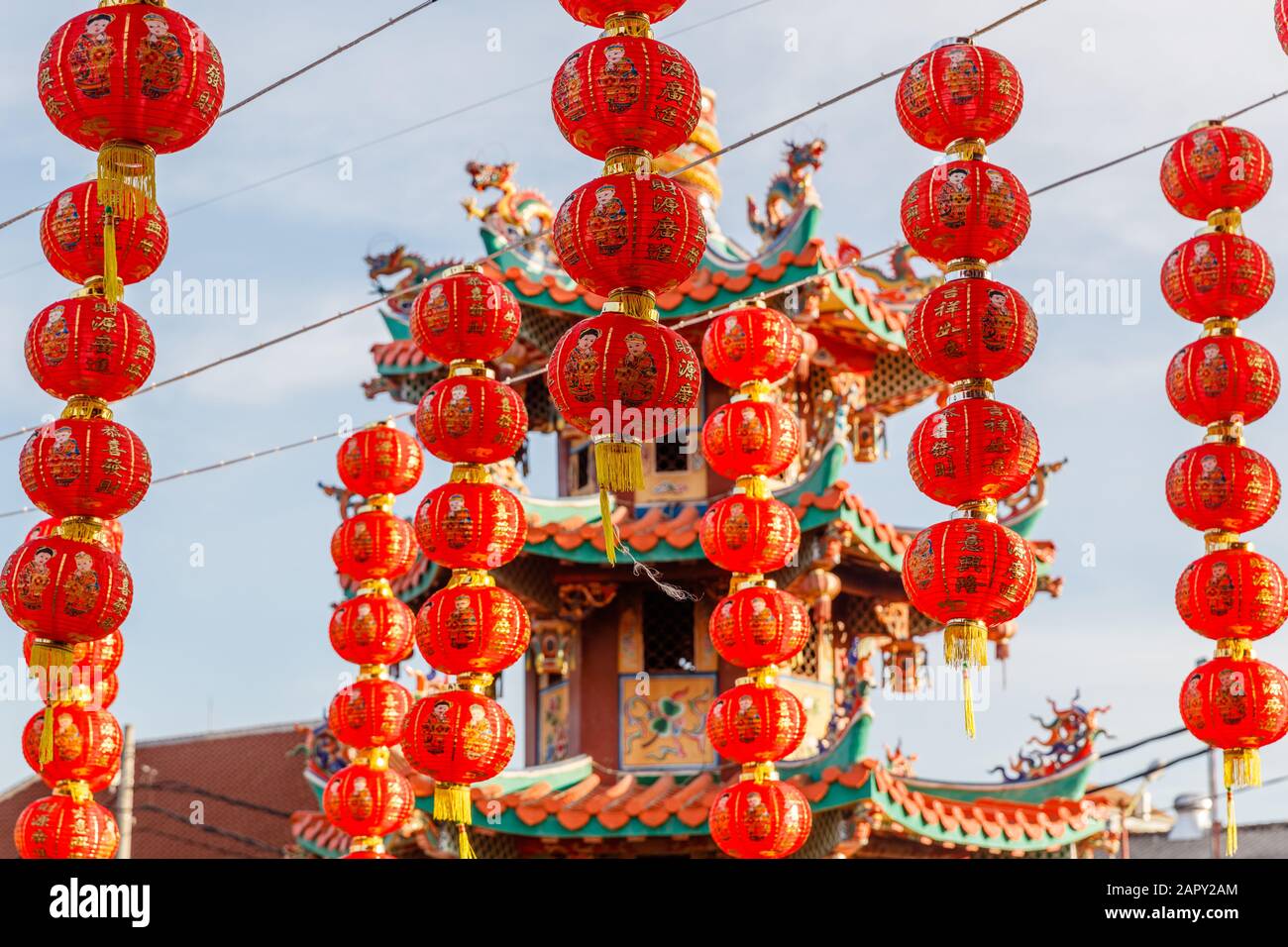 Lanterne rosse per la celebrazione del Capodanno cinese lunare a Vihara Satya Dharma, tempio buddista cinese a Benoa, Bali, Indonesia. Foto Stock