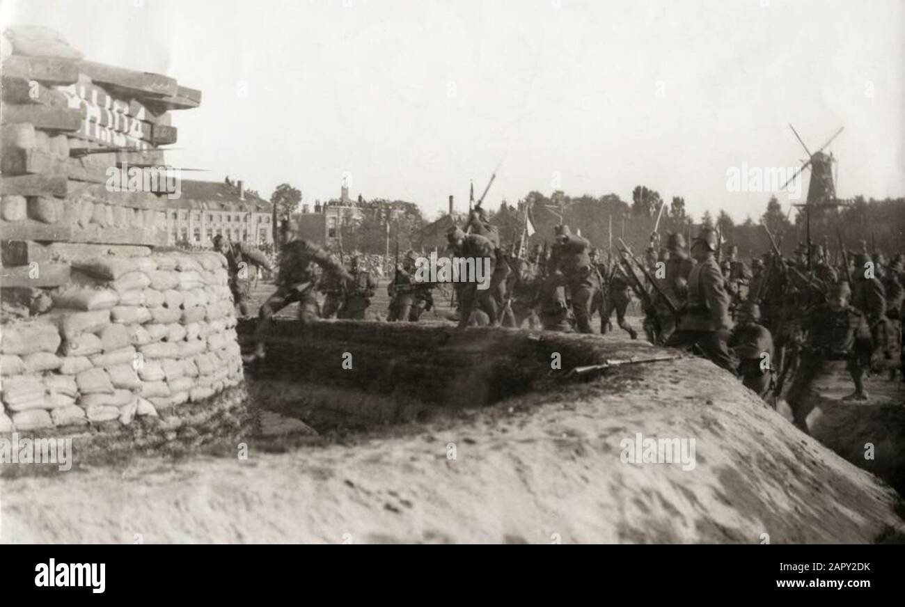 Un attacco di tempesta ad un teorema durante un esercizio militare olandese durante la mobilitazione della Prima guerra mondiale su un terreno di addestramento a Leiden, Paesi Bassi 1915. Foto Stock