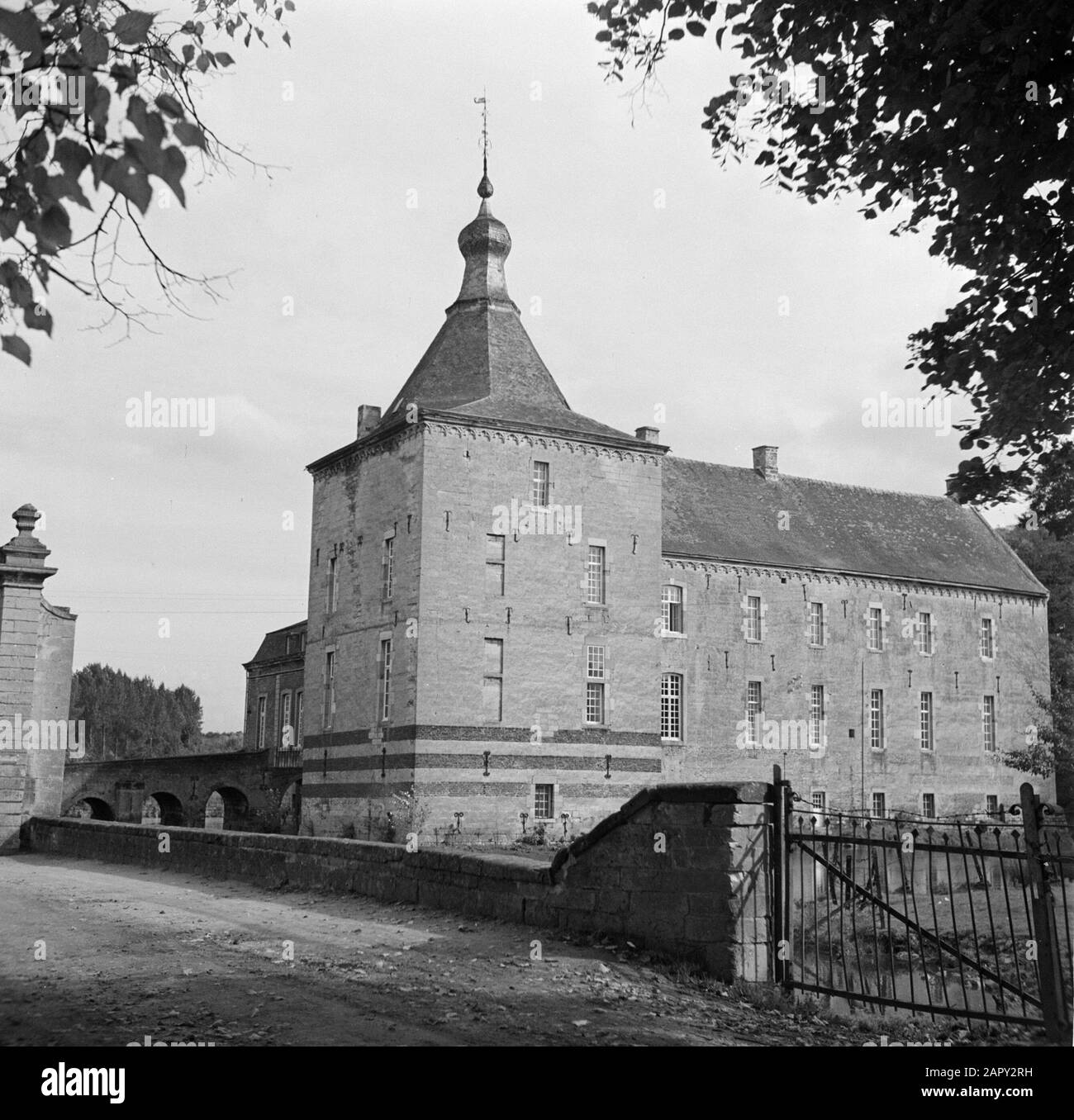 Zuid-Limburg Vista della torre e edifici adiacenti del castello Genhoes in Valkenburg Data: 1 settembre 1952 posizione: Limburg, Valkenburg Parole Chiave: Castelli, torri Foto Stock