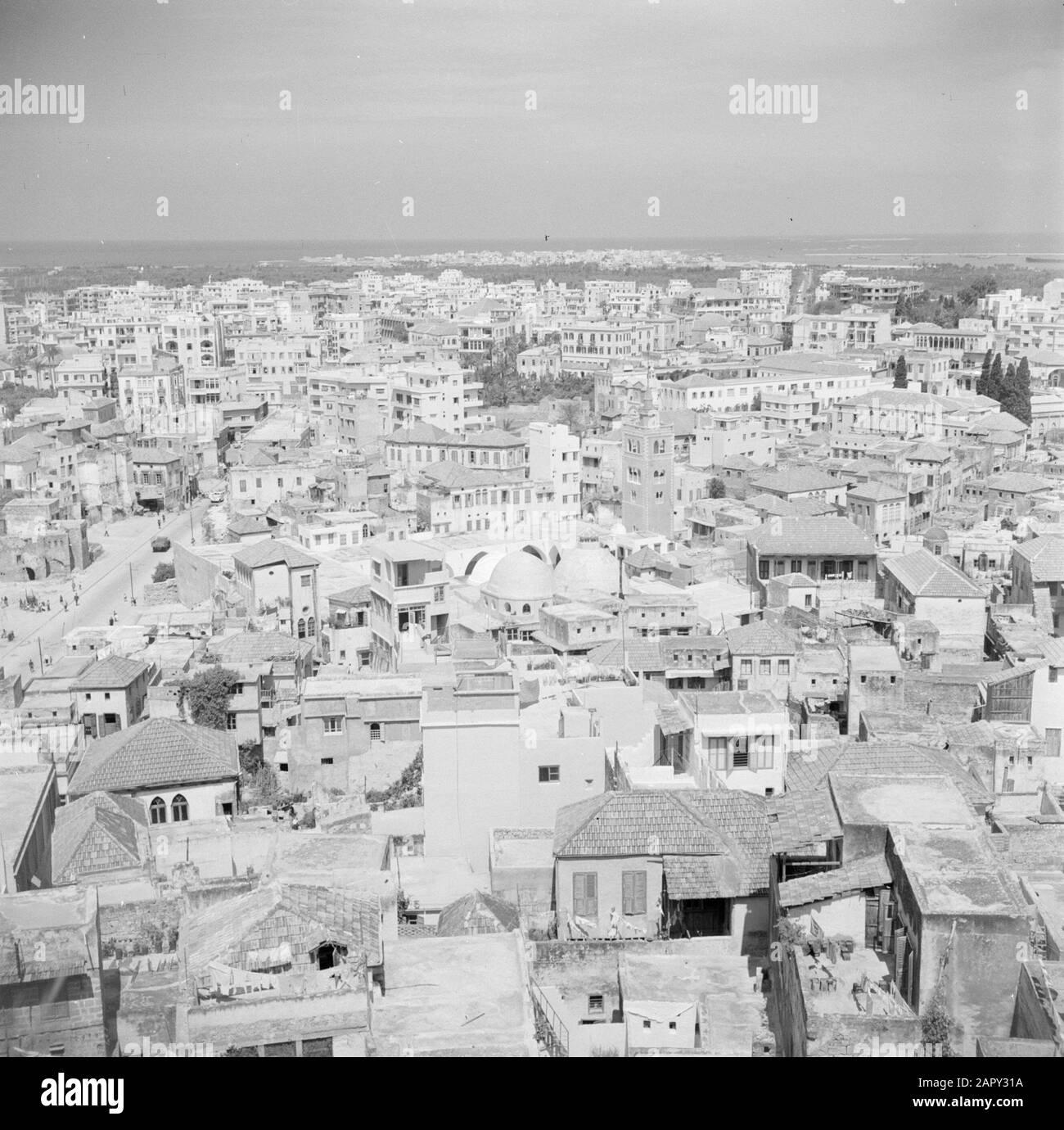 Medio Oriente 1950-1955: Libano Vista dalla fortificazione della città di Tripoli. Il Mar Mediterraneo all'orizzonte Data: 1950 luogo: Libano, Tripoli Parole Chiave: Panorama, città, mari Foto Stock