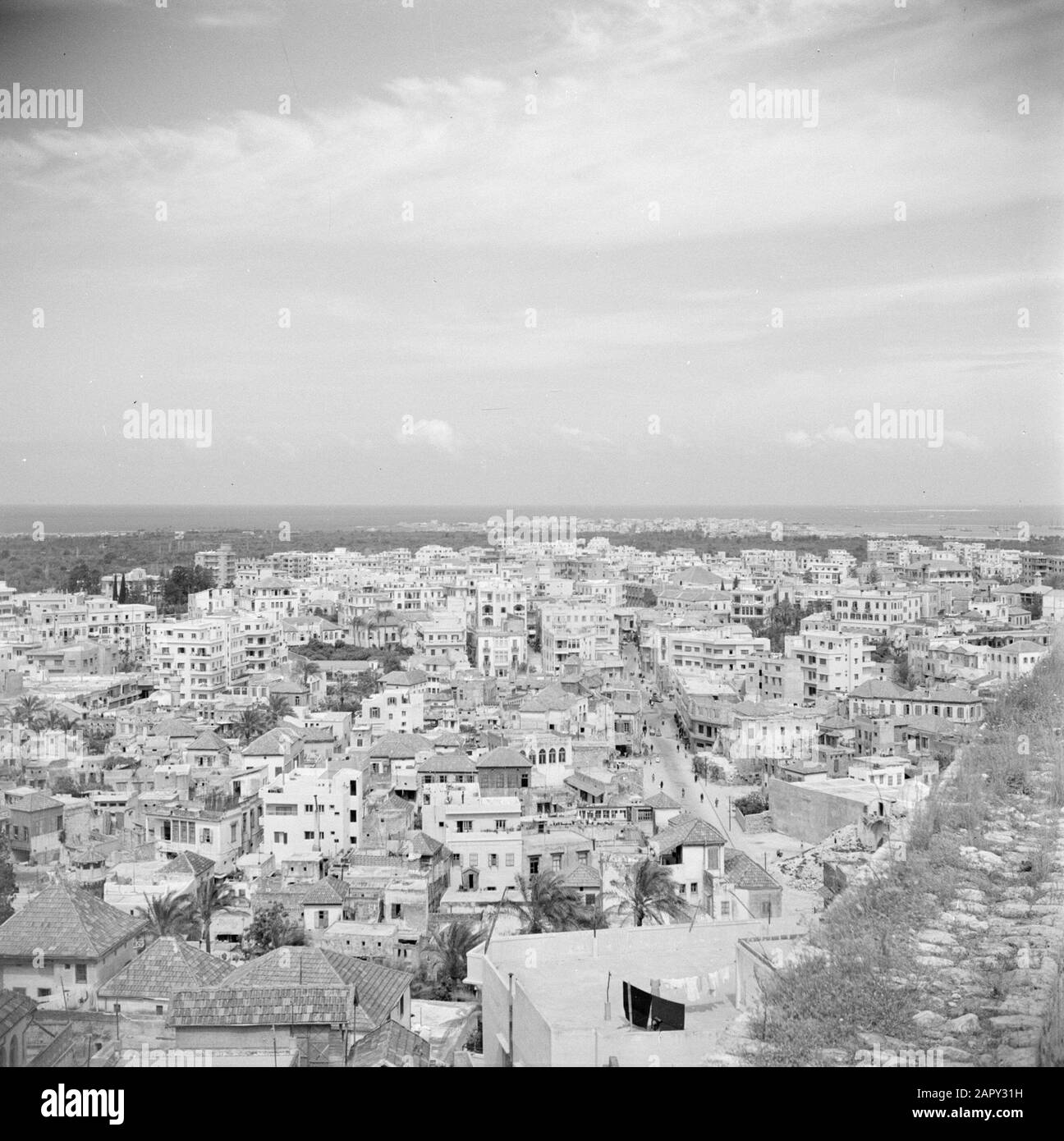 Medio Oriente 1950-1955: Libano Vista dalla fortificazione della città di Tripoli. Il Mar Mediterraneo all'orizzonte Data: 1950 luogo: Libano, Tripoli Parole Chiave: Panorama, città, mari Foto Stock
