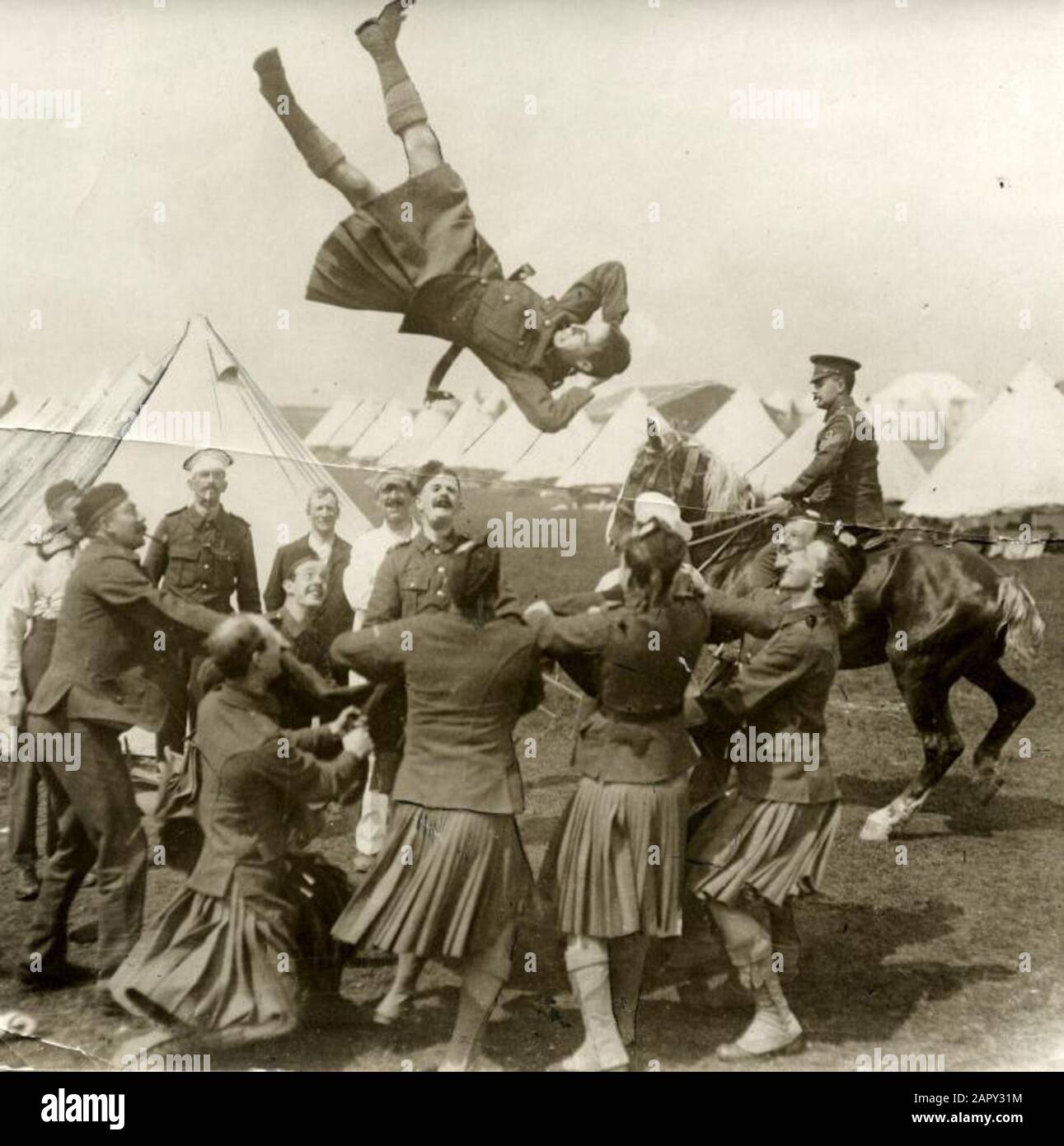 Guerra mondiale i: Mobilitazione, dichiarazione di guerra: Cerchio di soldati tiene stoffa e getta soldato durante i preparativi per la battaglia sul fronte. Inghilterra, 1915. Foto Stock