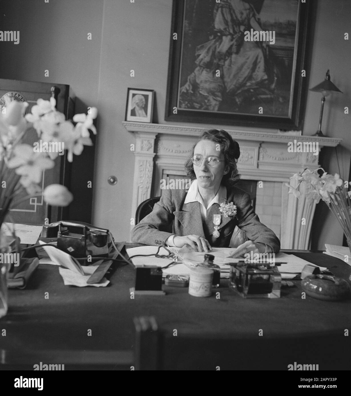 HIE [Olanda in Inghilterra]/Anefo London series medaglia d'argento di Orange Nassau assegnata a May McCarty, affiliata al Consolato Generale Olandese a Londra Data: 6 aprile 1944 posizione: Gran Bretagna, Londra Parole Chiave: Consolati, premi, ritratti, seconda Guerra Mondiale, donne Nome personale: McCarty May Foto Stock