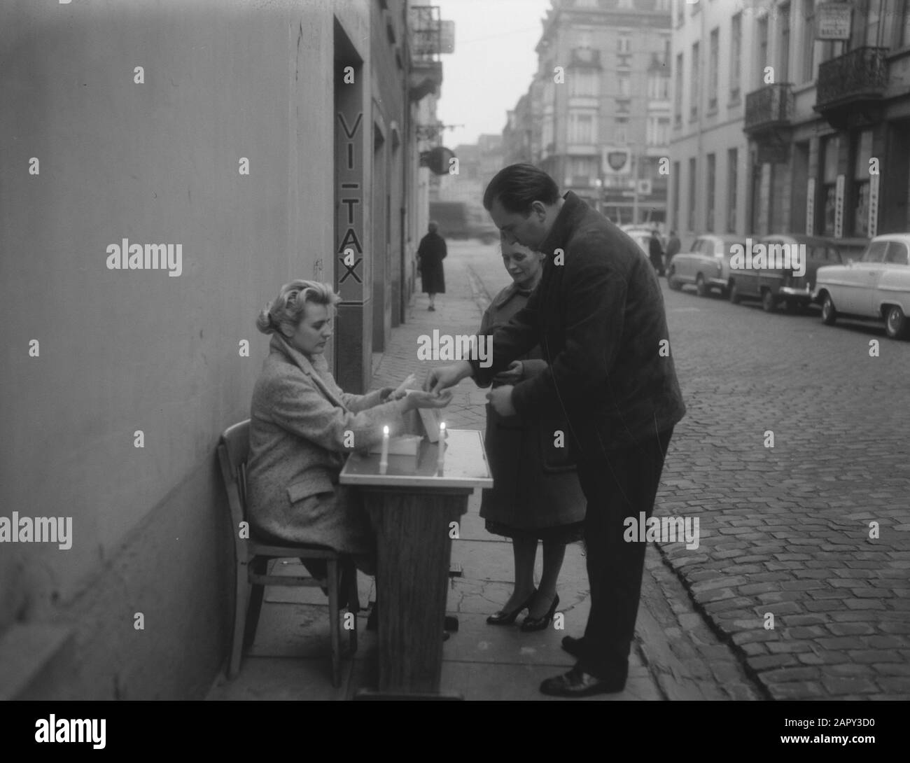 Commercio nero di candele a Bruxelles, a causa dello sciopero dell'elettricità Data: 25 novembre 1958 luogo: Bruxelles Foto Stock