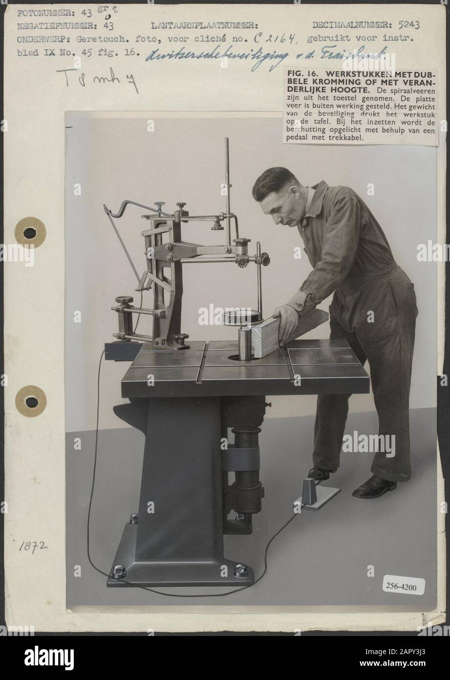 Sicurezza svizzera della fresa protezione svizzera della fresa; pezzi a doppia curvatura o altezza variabile; le molle a spirale sono state rimosse dalla macchina; la molla piatta è disattivata; il peso della protezione preme il pezzo sul tavolo; Durante l'implementazione, il riparo viene sollevato utilizzando un pedale con cavo di trazione Data: Parole Chiave non date: Sicurezza, fresatrici, macchine per la lavorazione del legno, industria del legno Foto Stock