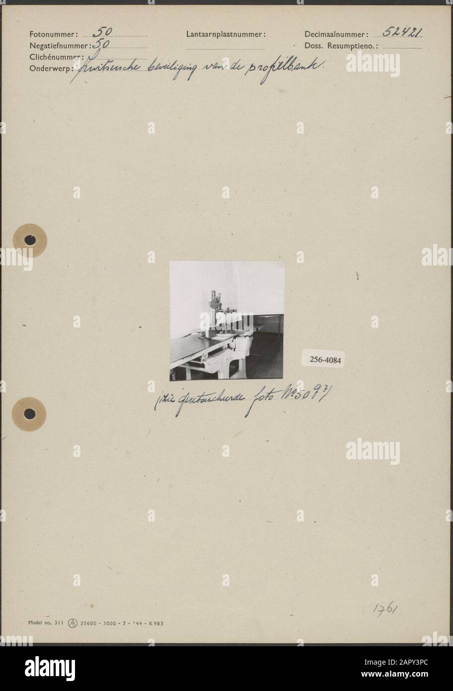 Sicurezza svizzera del profilo banca sicurezza svizzera del profilo banca Annotazione: Vedi 1755 t/m 1778 Data: Parole Chiave non coordinate: Sicurezza, macchinari per la lavorazione del legno, industria del legno, banche del profilo Foto Stock