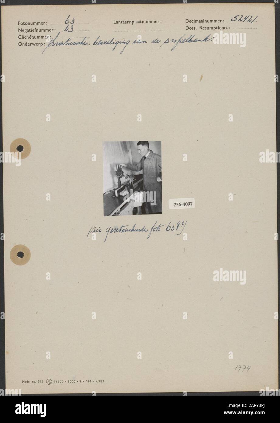 Sicurezza svizzera del profilo banca sicurezza svizzera del profilo banca Annotazione: Vedi 1755 t/m 1778 Data: Parole Chiave non coordinate: Sicurezza, macchinari per la lavorazione del legno, industria del legno, banche del profilo Foto Stock