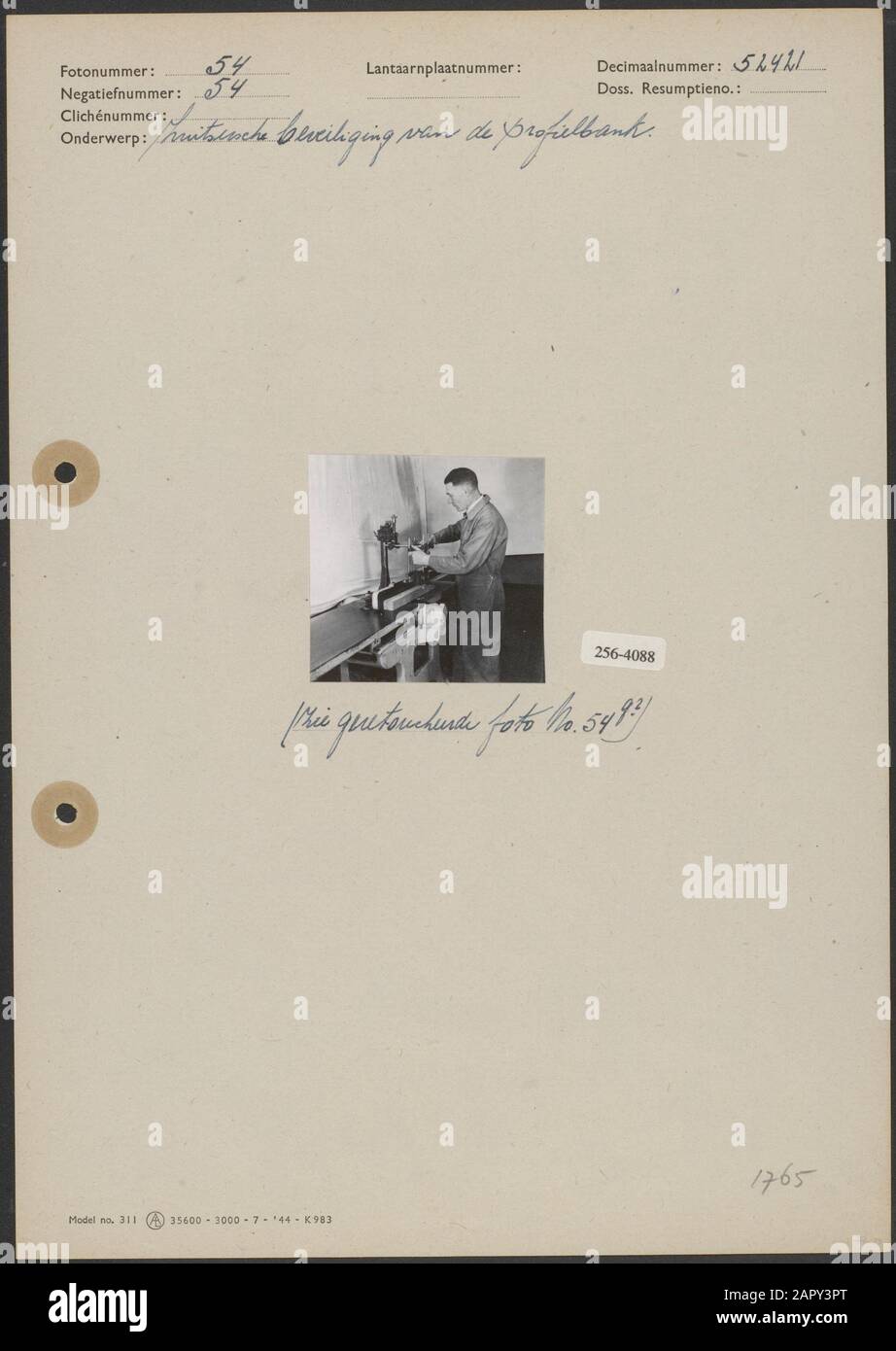 Sicurezza svizzera del profilo banca sicurezza svizzera del profilo banca Annotazione: Vedi 1755 t/m 1778 Data: Parole Chiave non coordinate: Sicurezza, macchinari per la lavorazione del legno, industria del legno, banche del profilo Foto Stock