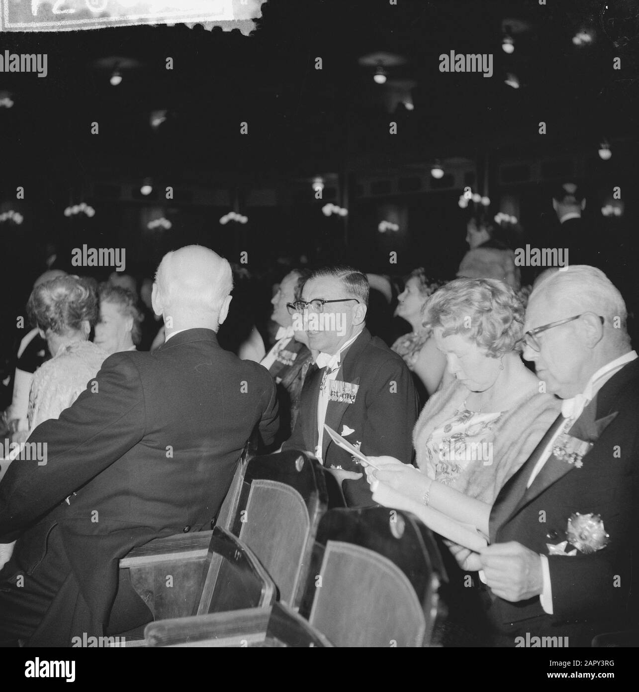 Apertura Holland Festival 1961 al Kurhaus High ospiti nel pubblico Annotazione: Nel centro sindaco Van Hall di Amsterdam? Vice primo ministro destro H.A. Korthals Data: 15 Giugno 1961 luogo: Scheveningen, Zuid-Holland Parole Chiave: Festival Nome istituto: Kurhaus Foto Stock