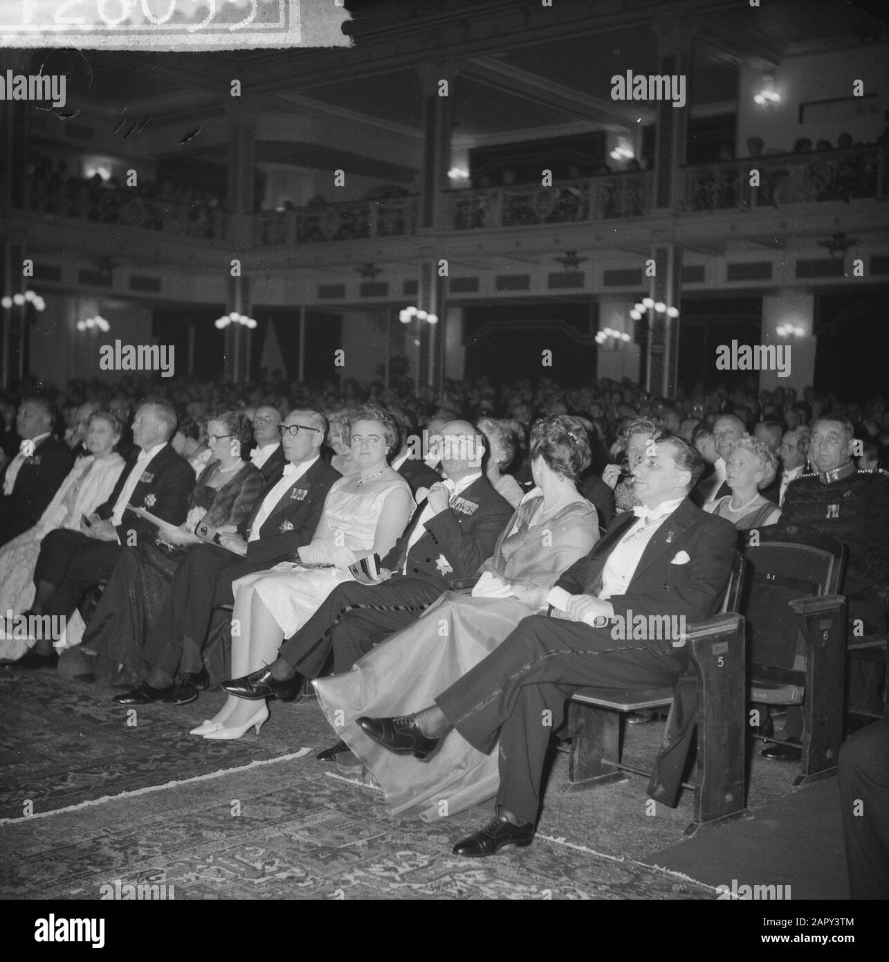 Apertura Holland Festival 1961 nel Kurhaus High ospiti nel pubblico. CALS, Van Aartsen, Ministro Van Aartsen Data: 15 giugno 1961 Località: Scheveningen, Zuid-Holland Parole Chiave: Aperture, festival, ministri Nome personale: Aartsen, J. van, Beerman, A.C.!, Cals, Joseph Foto Stock