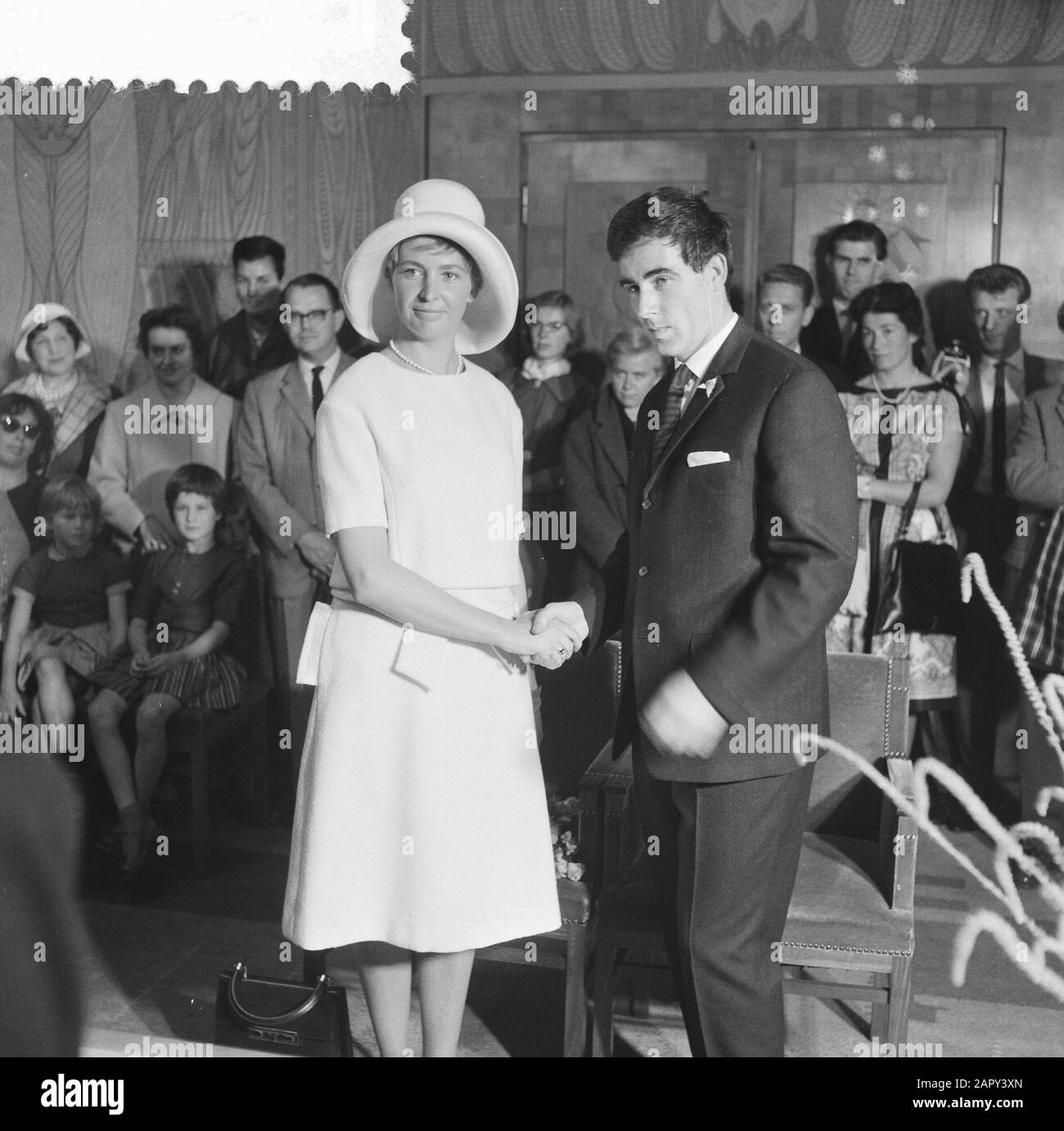 Matrimonio di Ageeth Scherphuis e Bert Sprenkeling Data: 15 luglio 1961 Parole Chiave: Matrimoni, eventi di nozze Nome personale: Sharphuis, Ageeth, Sprenkeling, Bert Foto Stock