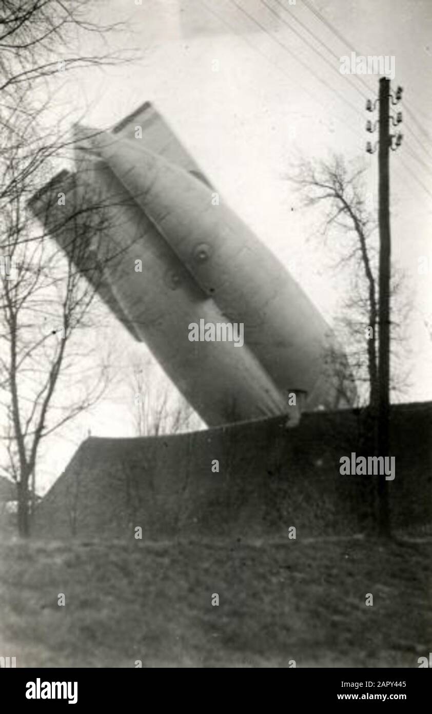 Guerra mondiale i: Air War: English airship/ zeppelin è diventato spietato e si è esercitato in una casa a Eemnes. È ancora sospeso verticalmente. Paesi Bassi, 1917. Foto Stock