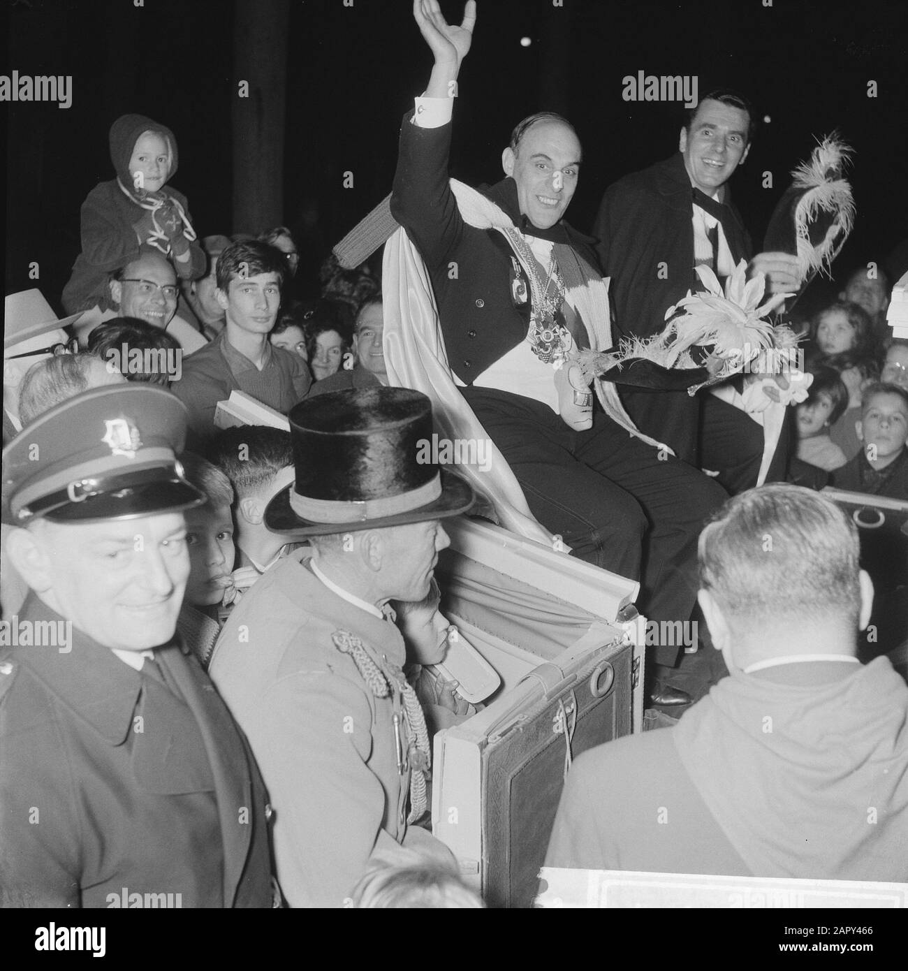 Ricezione 80th anniversario Oeteldonkse Associazione Carnevale. Tour di equitazione Prince Carnival Data: 17 novembre 1961 Parole Chiave: Tour di equitazione, ricevimenti Nome personale: Associazione di Carnevale Foto Stock