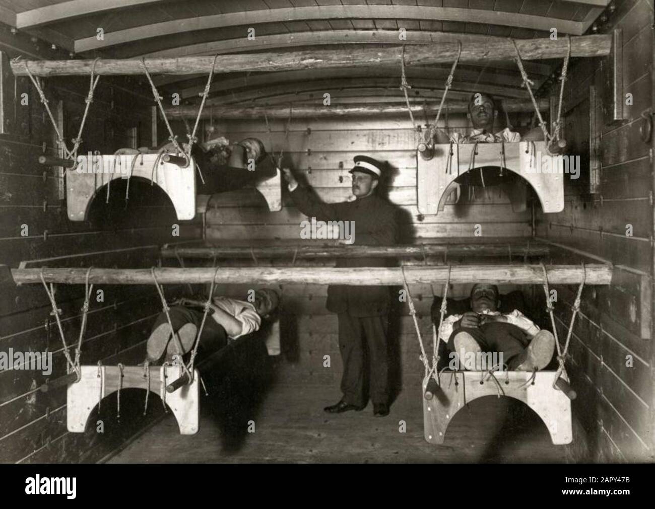 Guerra mondiale I. In un carro merci, i feriti da guerra sono trasportati. I letti provvisori sono appesi su corde. C'è un dipendente della Croce Rossa. Olanda, 1914. Foto Stock