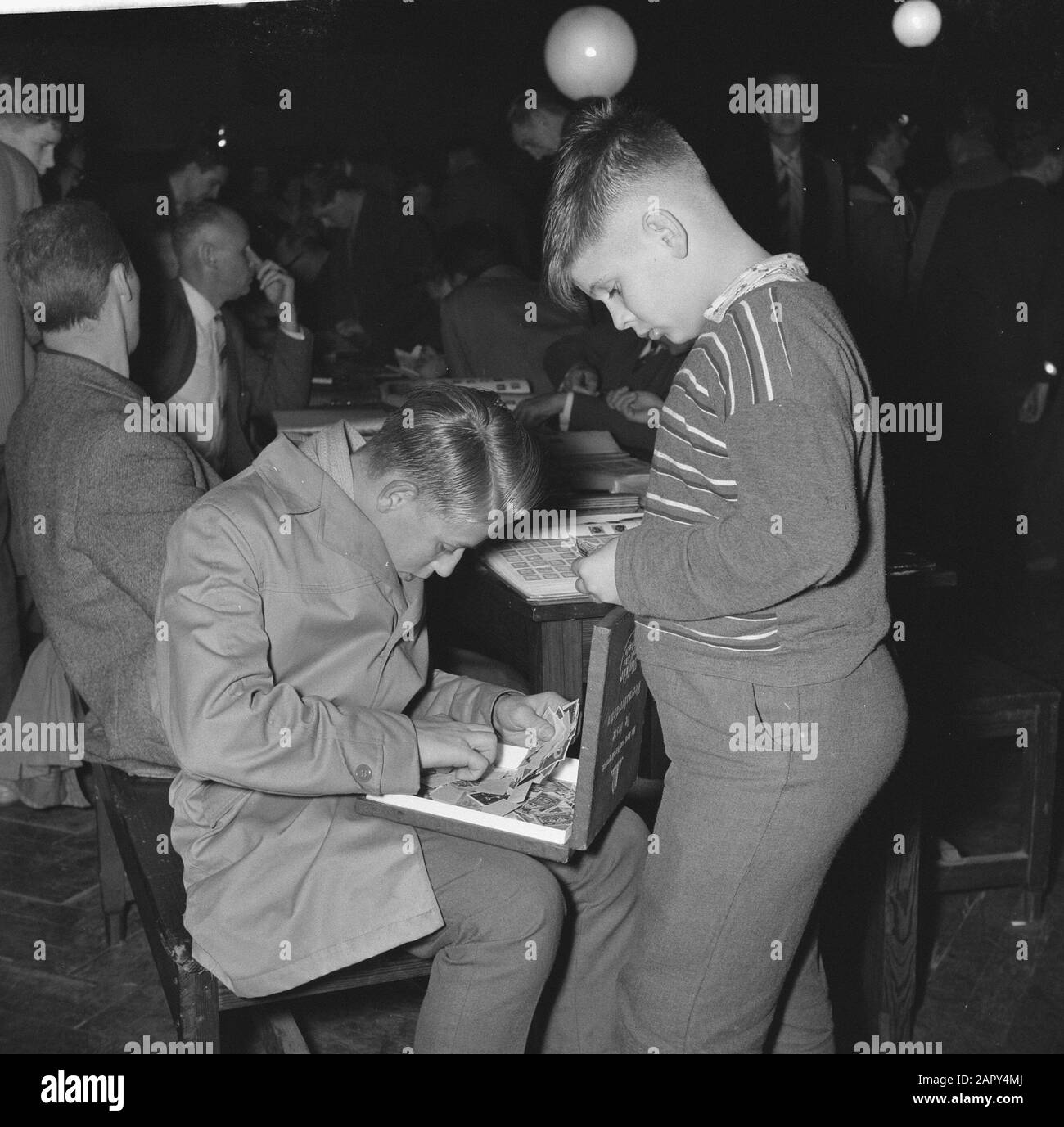 Fiera Collettiva Di Amsterdam. Boys Scambio Francobolli Data: 3 Novembre 1961 Località: Amsterdam, Noord-Holland Parole Chiave: Francobolli, Ragazzi Foto Stock