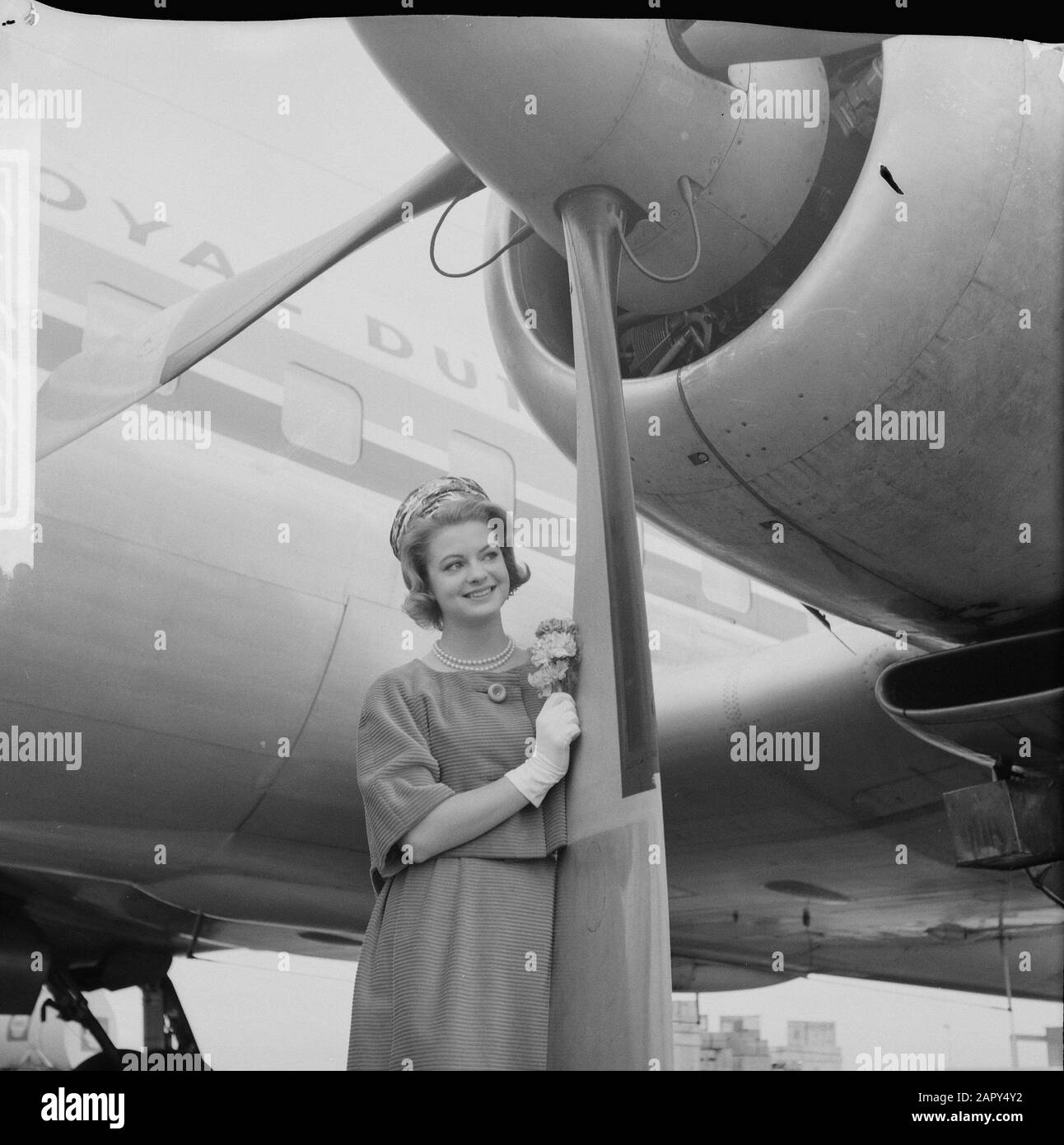 Miss Katoen Peune Percy (19 anni 1,70 metri studente) a Schiphol Data: 4 giugno 1962 Località: Noord-Holland, Schiphol Foto Stock