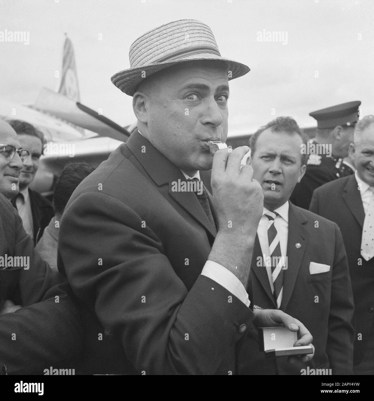 Leo Horn con flauto d'argento di ritorno dal Cile (lui ws arbitro ai campionati del mondo di calcio là) Data: 20 giugno 1962 Località: Noord-Holland, Schiphol Parole Chiave: Fluiten, arbitri, sport, aeroporti, calcio Nome personale: Leo Horn Foto Stock Leo Horn con flauto d'argento di ritorno dal Cile (lui ws arbitro ai campionati del mondo di calcio là) Data: 20 giugno 1962 Località: Noord-Holland, Schiphol Parole Chiave: Fluiten, arbitri, sport, aeroporti, calcio Nome personale: Leo Horn Foto Stock