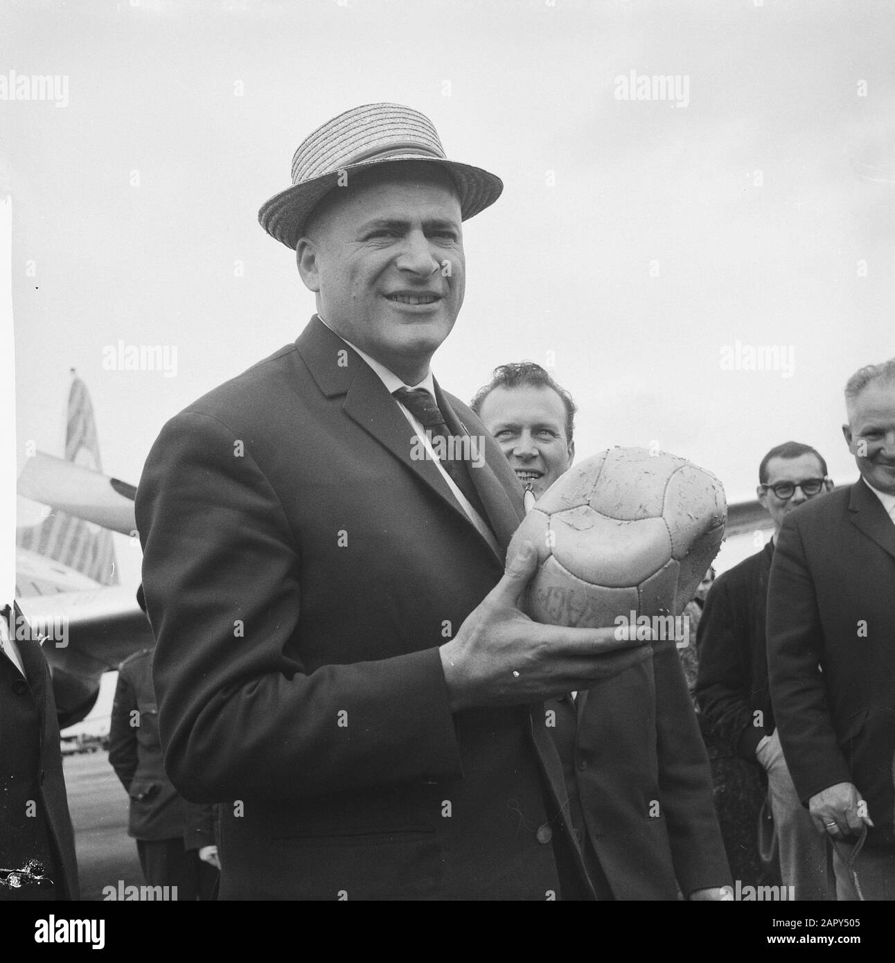 Leo Horn con flauto d'argento di ritorno dal Cile (lui ws arbitro ai campionati del mondo di calcio là) Data: 20 giugno 1962 Località: Noord-Holland, Schiphol Parole Chiave: Fluiten, arbitri, sport, aeroporti, calcio Nome personale: Leo Horn Foto Stock Leo Horn con flauto d'argento di ritorno dal Cile (lui ws arbitro ai campionati del mondo di calcio là) Data: 20 giugno 1962 Località: Noord-Holland, Schiphol Parole Chiave: Fluiten, arbitri, sport, aeroporti, calcio Nome personale: Leo Horn Foto Stock