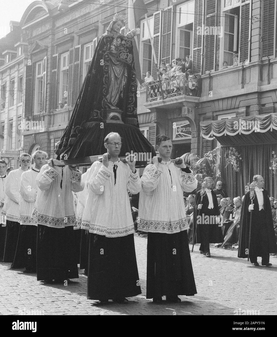 Santuario di Maastricht. Processione Data: 8 luglio 1962 luogo: Maastricht Parole Chiave: Pellegrinaggi, processioni, religioni, Cattolici Romani Nome personale: Santuario, Servaas Foto Stock