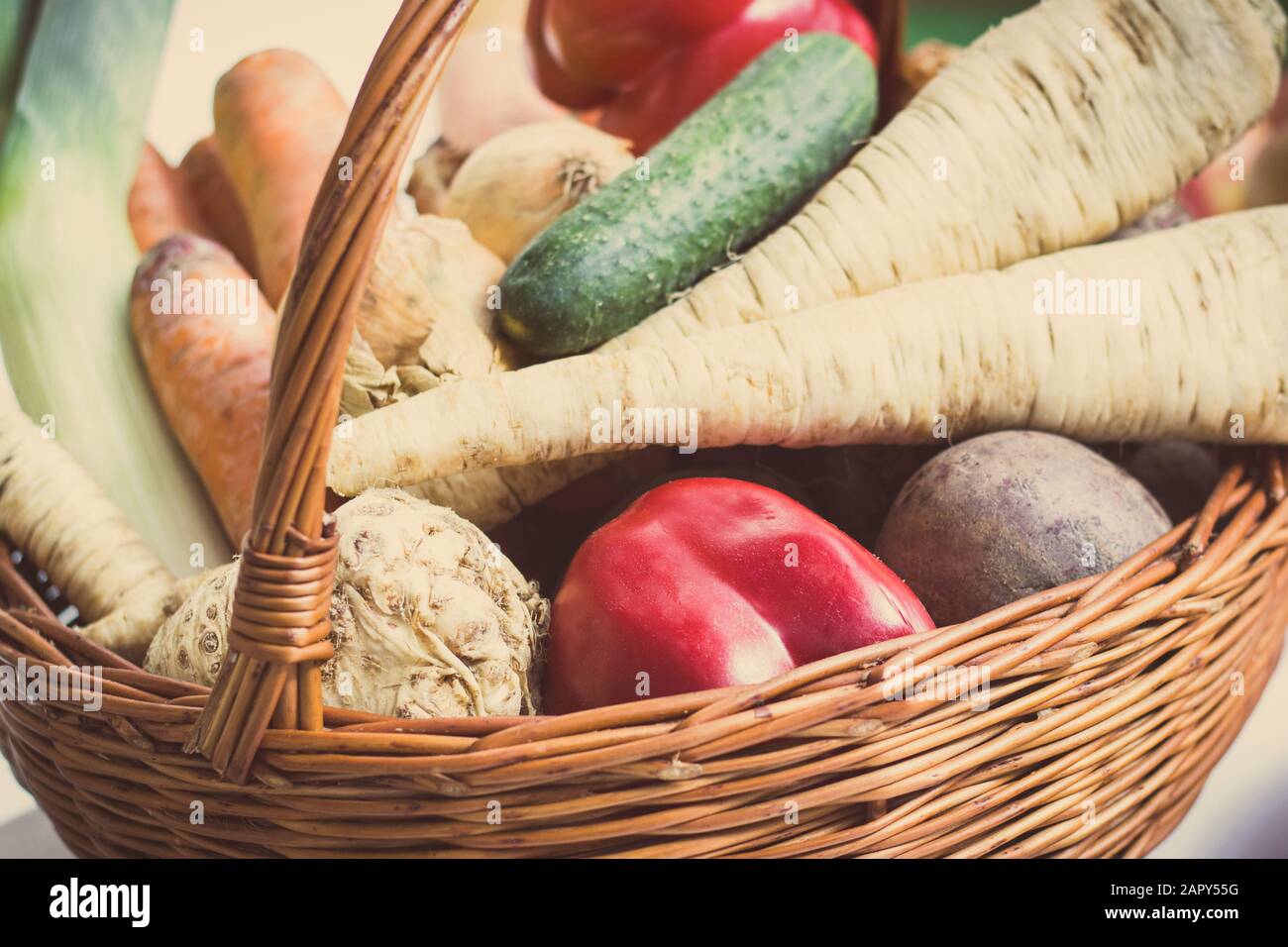 Verdure fresche in cesto di vimini come fonte di vitamine naturali sane e minerali Foto Stock